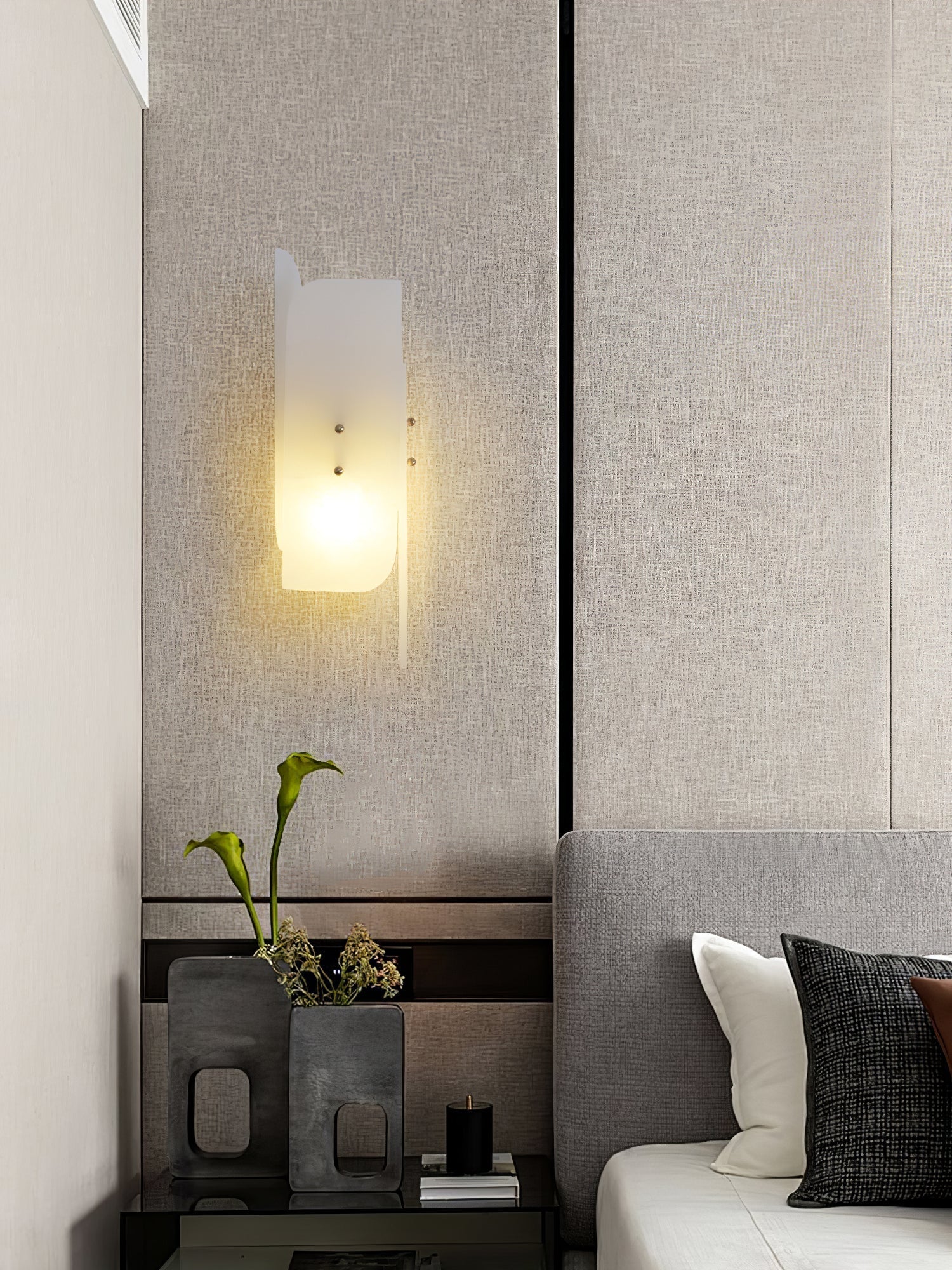 Modern Alabaster and Brass Vertical Wall Sconce Luxury Stone Bracket Lamp