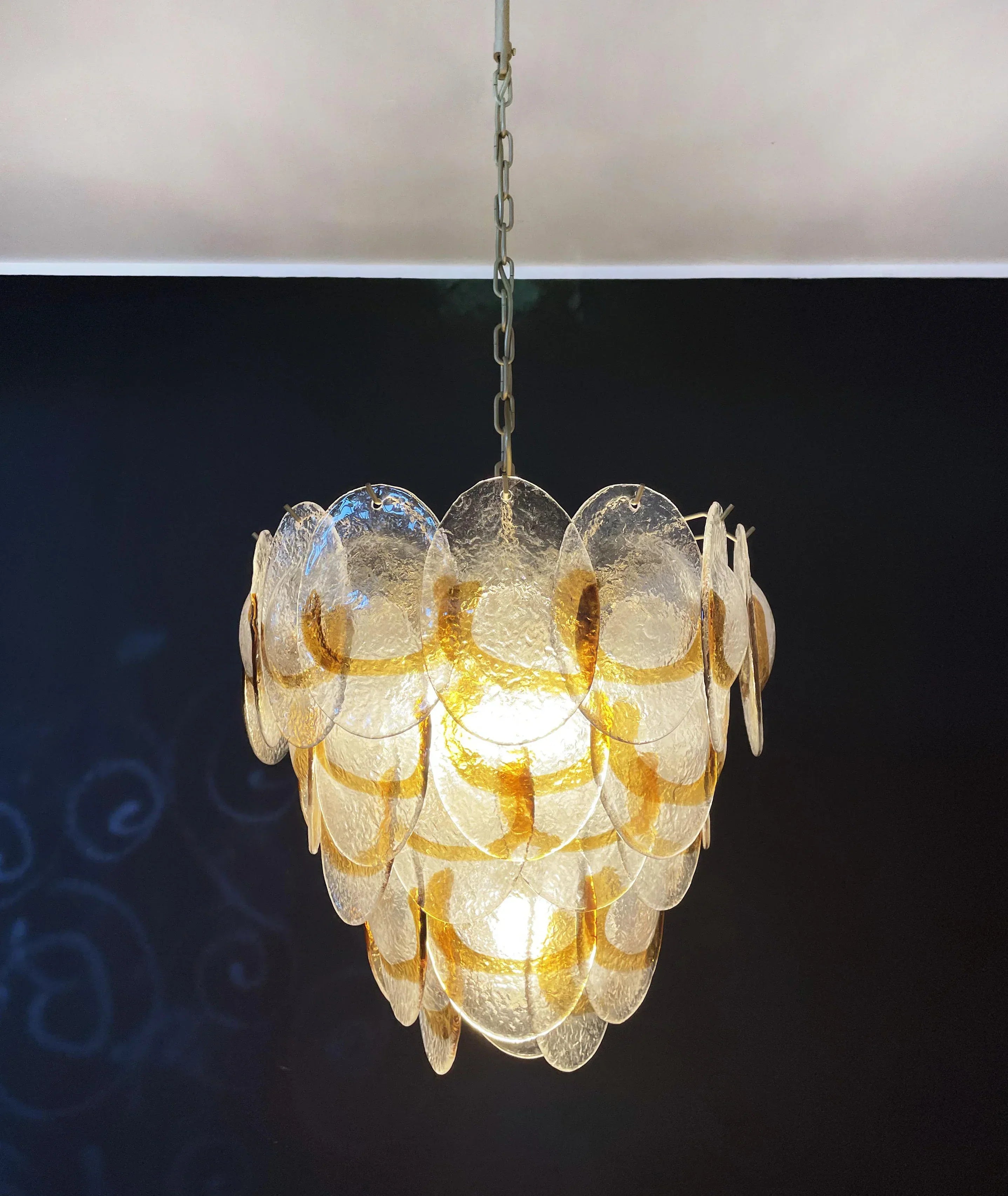modern-amber-and-transparent-glass-sheet-chandelier-with-gold-or-chrome-metal-frame