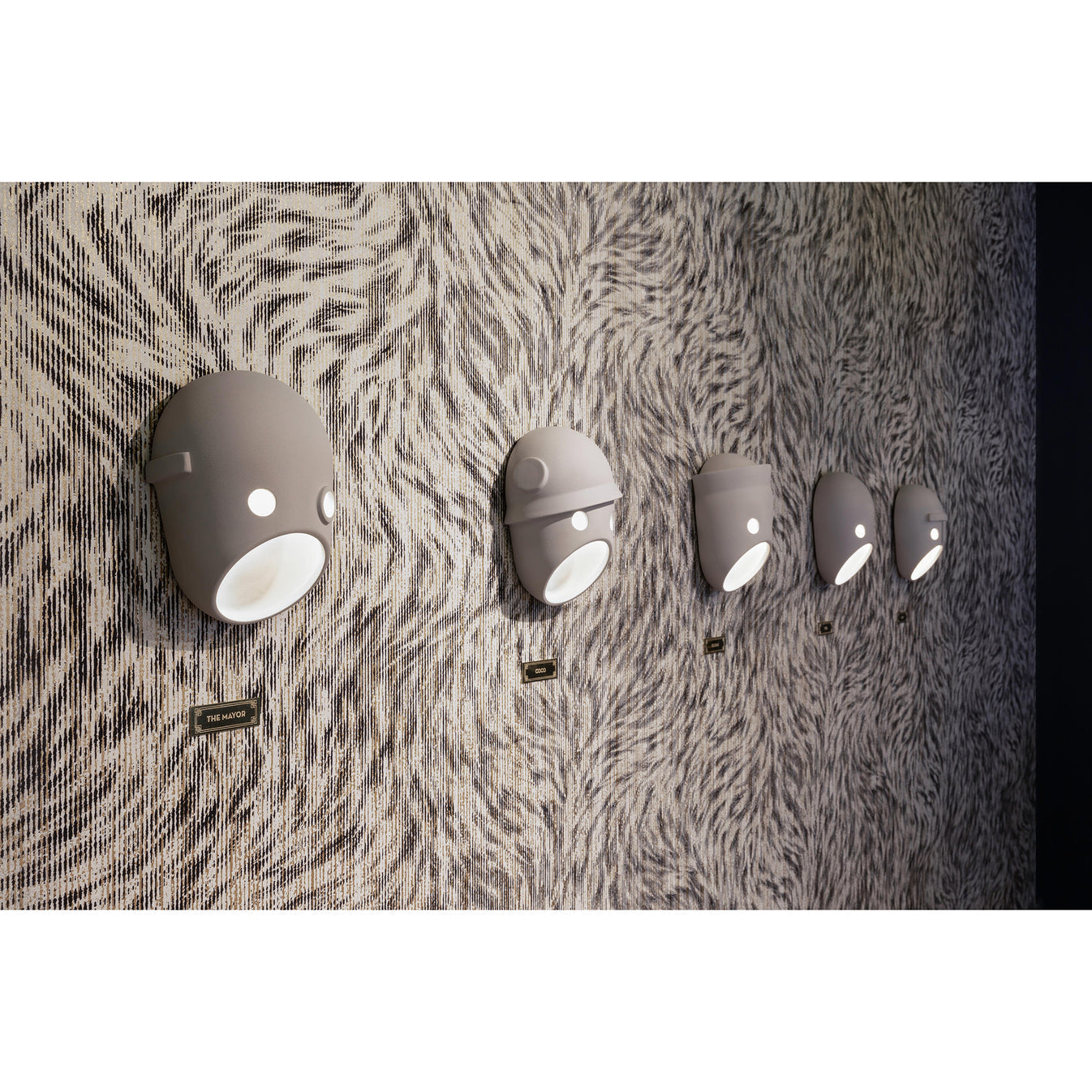 Modern Ceramic Face Mask Wall Sconce Decorative Art Portrait Wall Light for Interior Decor