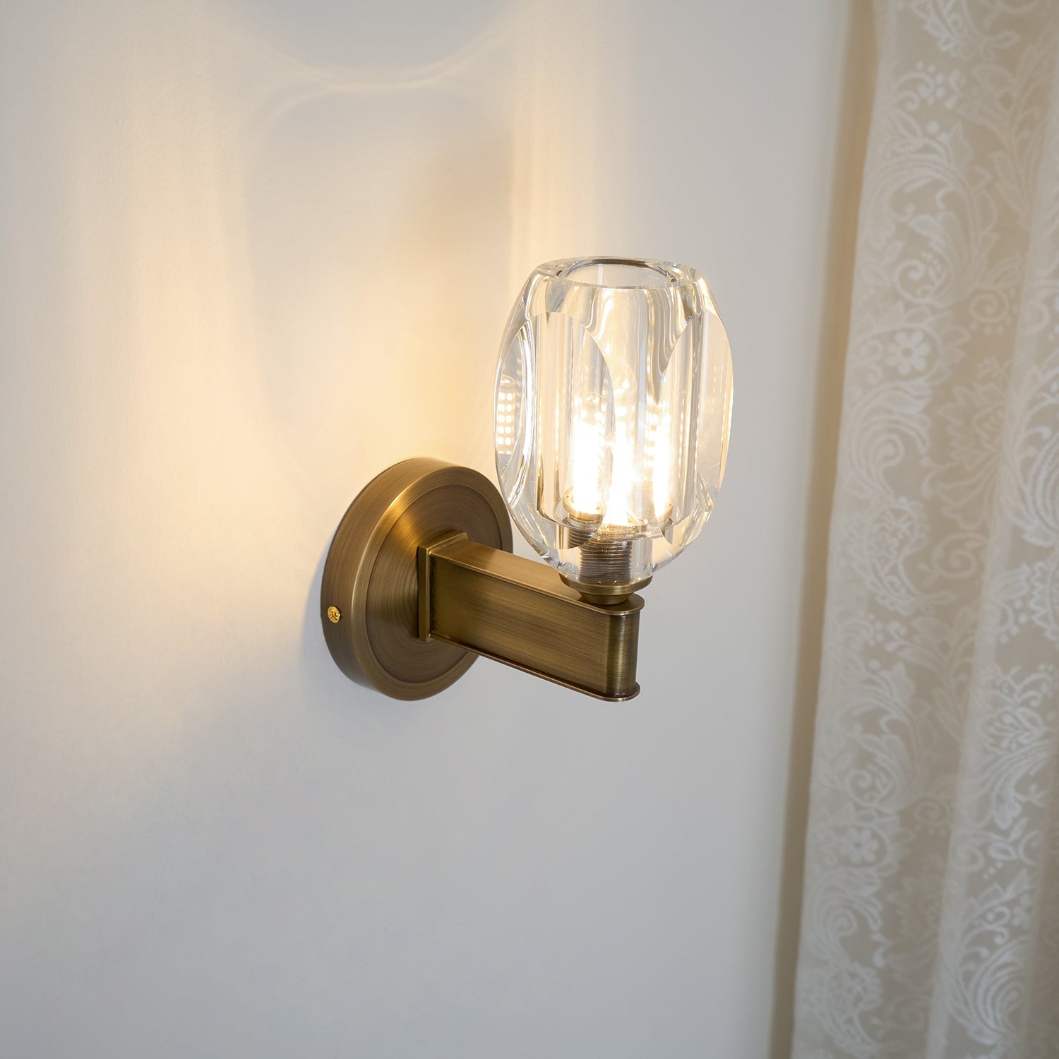 Modern Diamond Crystal Wall Sconce Luxury Brass LED Vanity Light for Bedroom and Hallway
