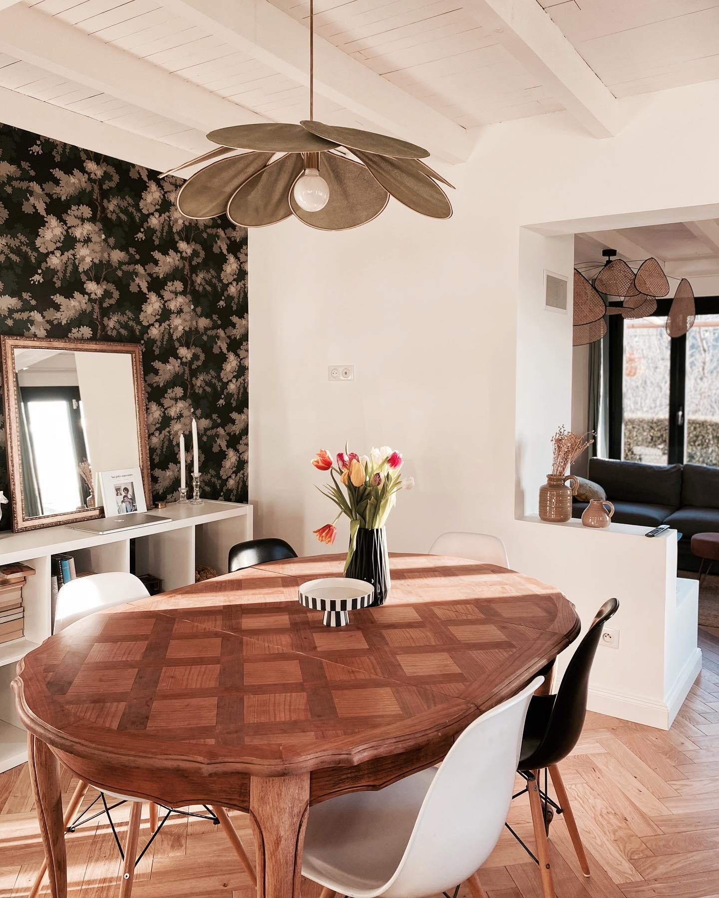 Modern Fabric Floral Petal Pendant Light for Elegant Living Room and Bedroom Lighting
