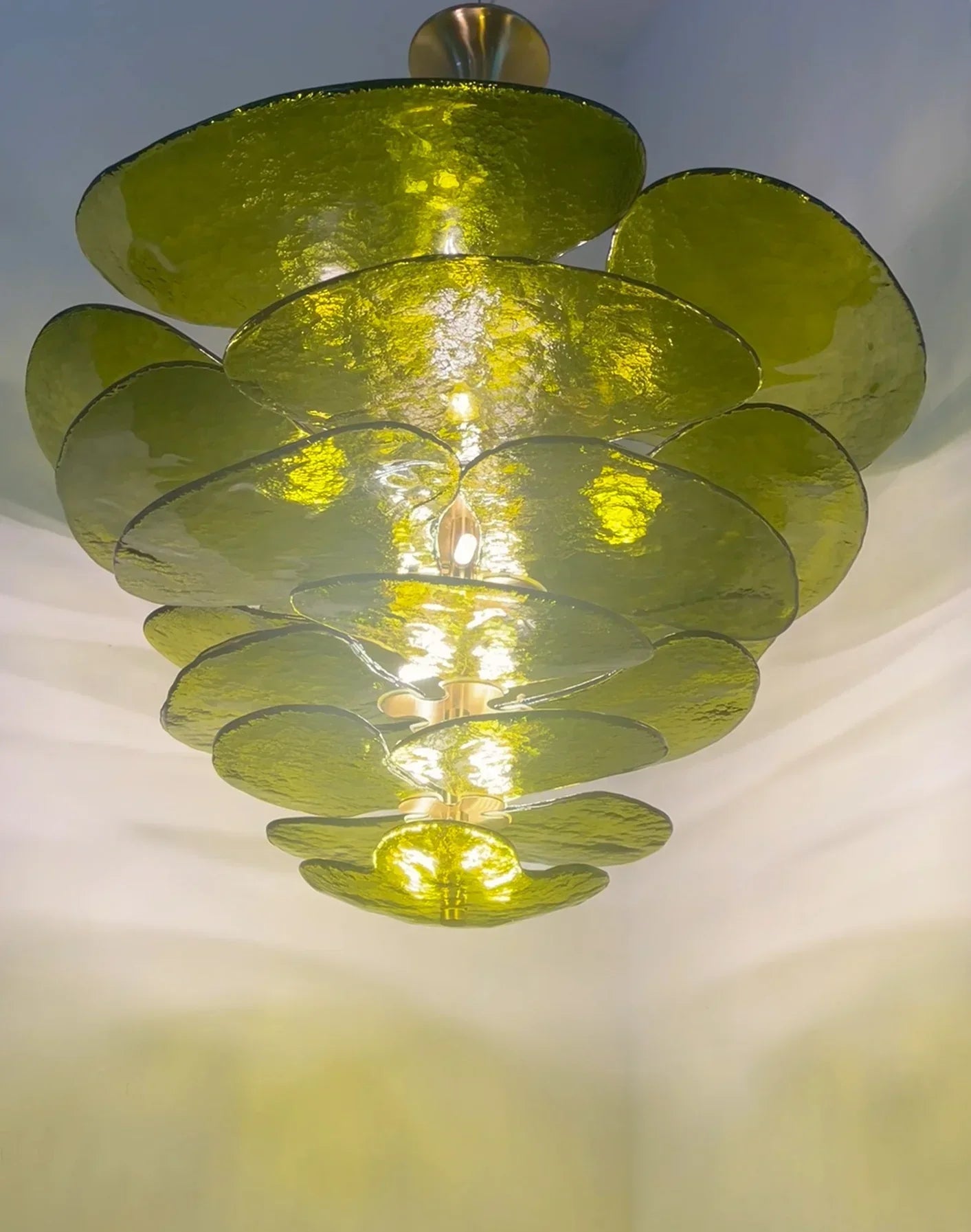 modern-green-textured-glass-leaf-chandelier-with-brass-finish-luxury-lilypad-petal-pendant-light