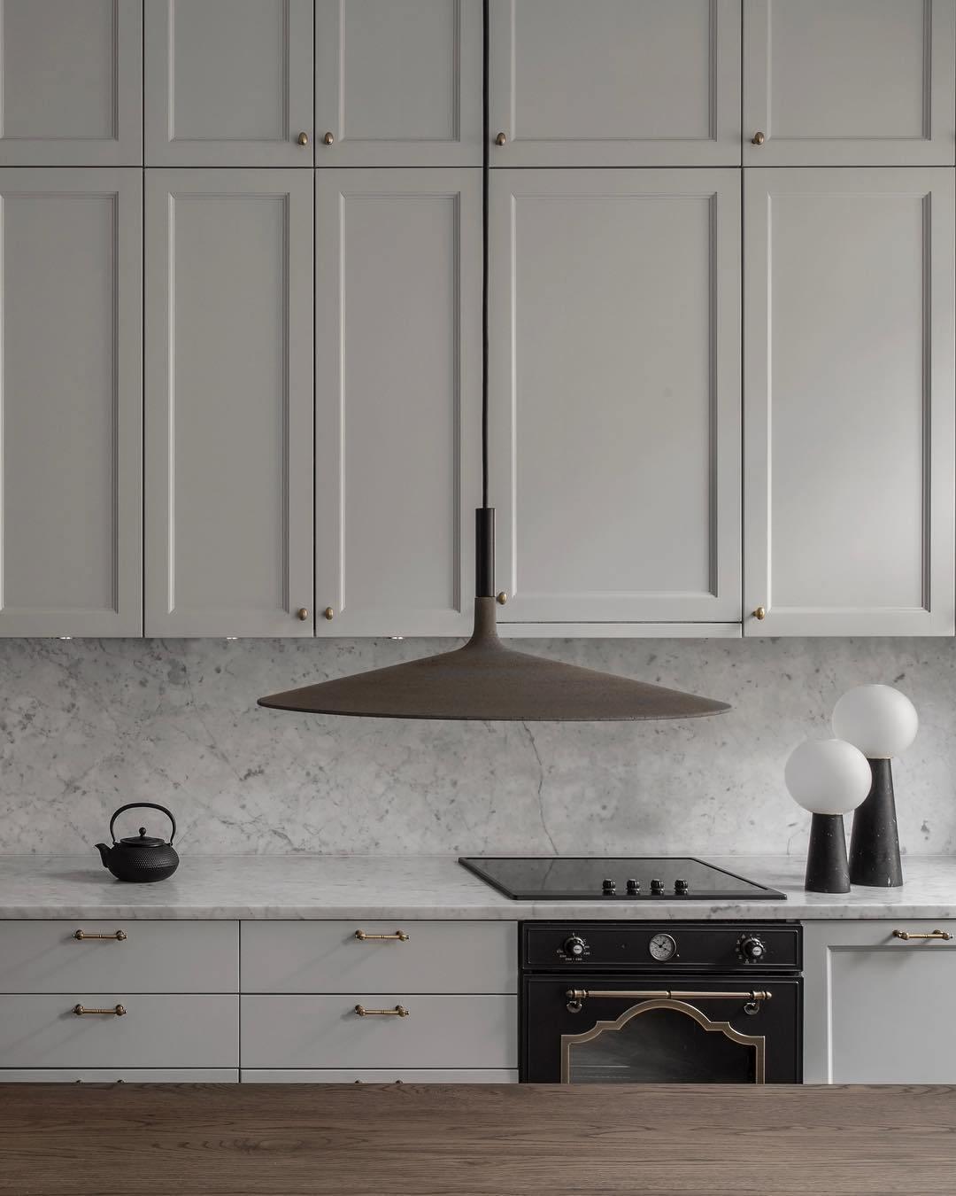 Modern Industrial Aluminum Pendant Light with Focused LED Illumination for Indoor Spaces