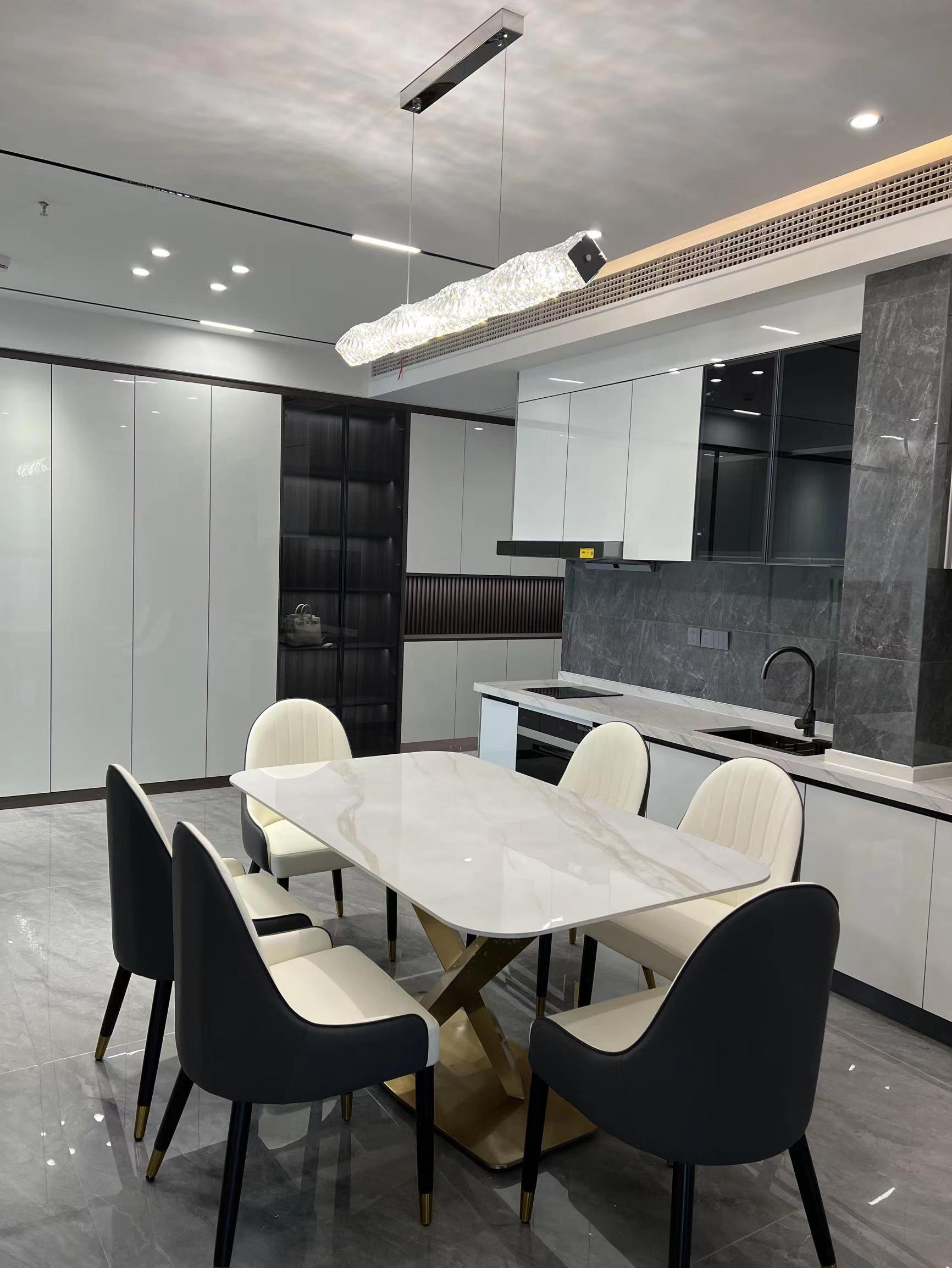 Modern Luxury Linear K9 Crystal LED Pendant Light for Kitchen Island and Dining Room