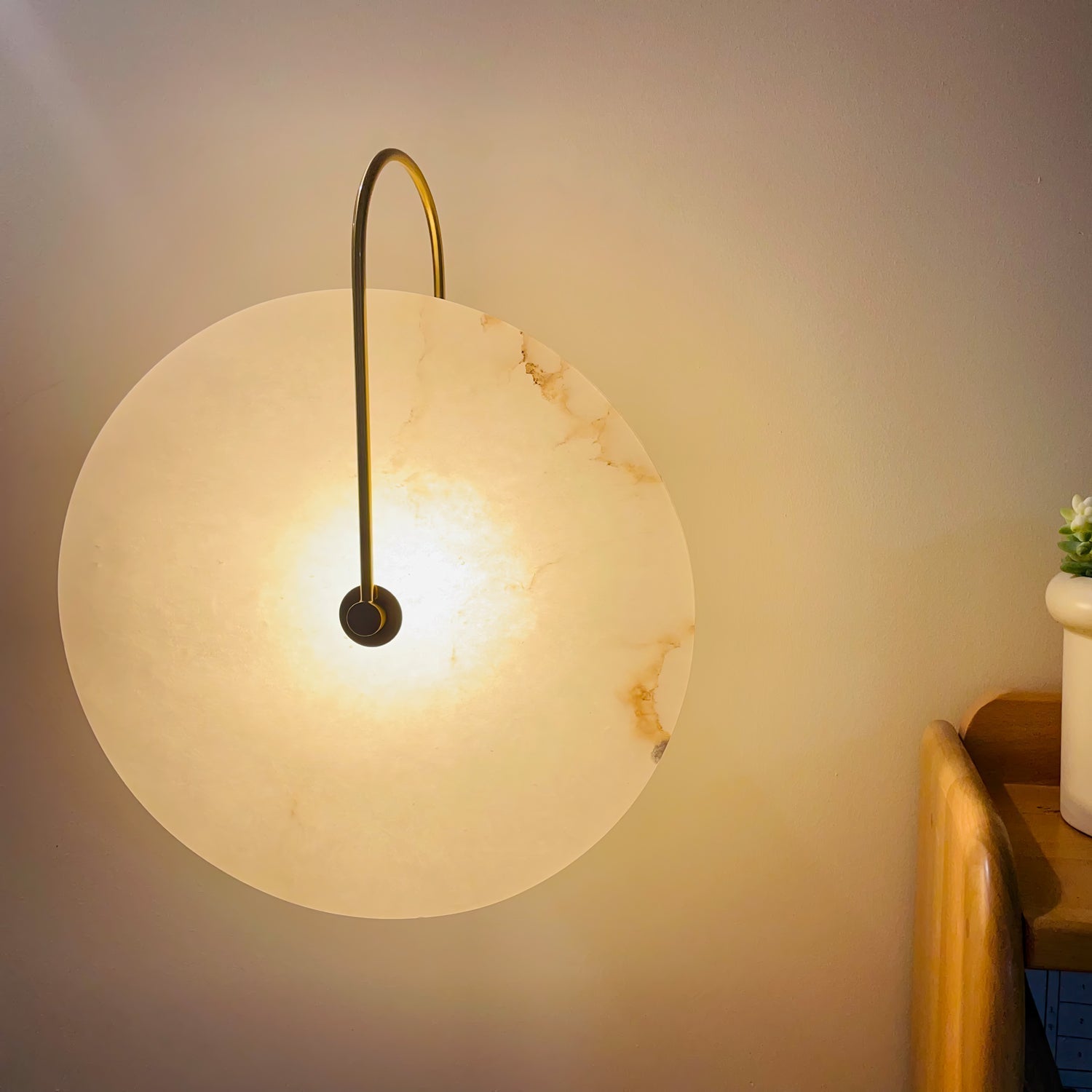 Modern Round Alabaster LED Wall Sconce Elegant Stone Wall Lamp for Interior Living Spaces