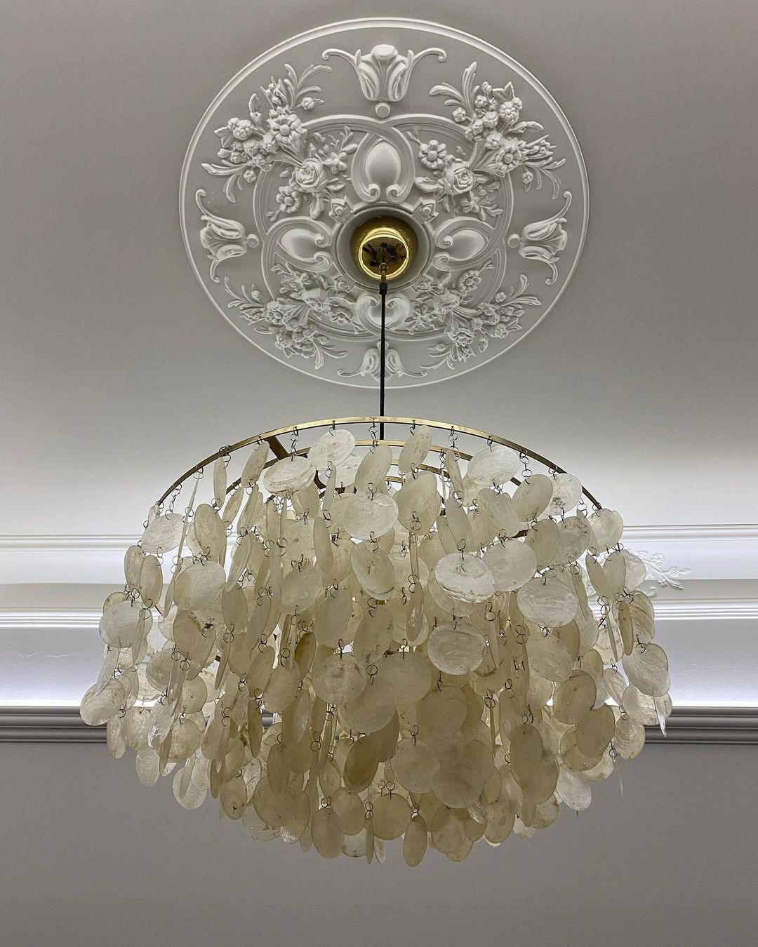 Modern Round Shell Pendant Light Coastal Chandelier for Living Room and Bedroom