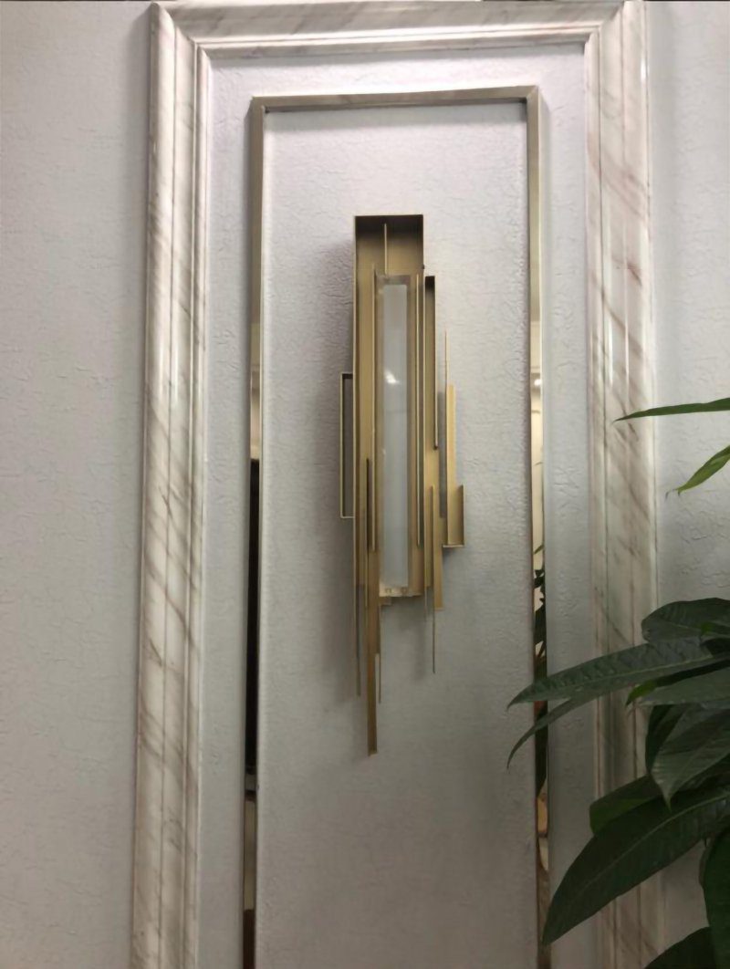 modern-brutalist-gold-metal-sculpted-wall-sconce-integrated-led-vertical-light-fixture