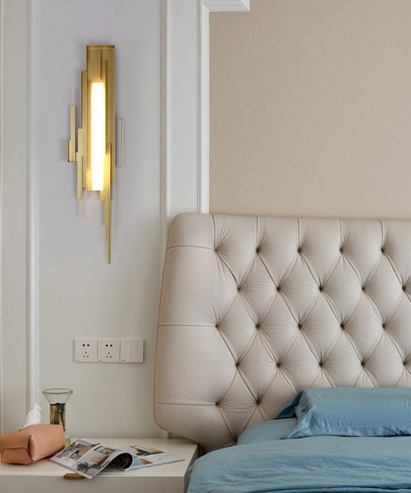 modern-brutalist-gold-metal-sculpted-wall-sconce-integrated-led-vertical-light-fixture