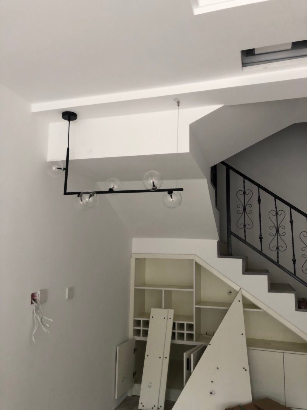 modern-linear-chandelier-with-clear-glass-globe-shades-for-geometric-dining-room-lighting