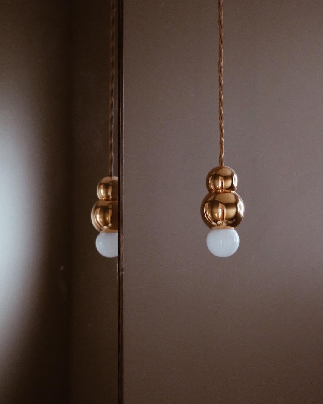 modern-spherical-pendant-light-minimalist-globe-hanging-lamp-for-dining-room-and-living-area