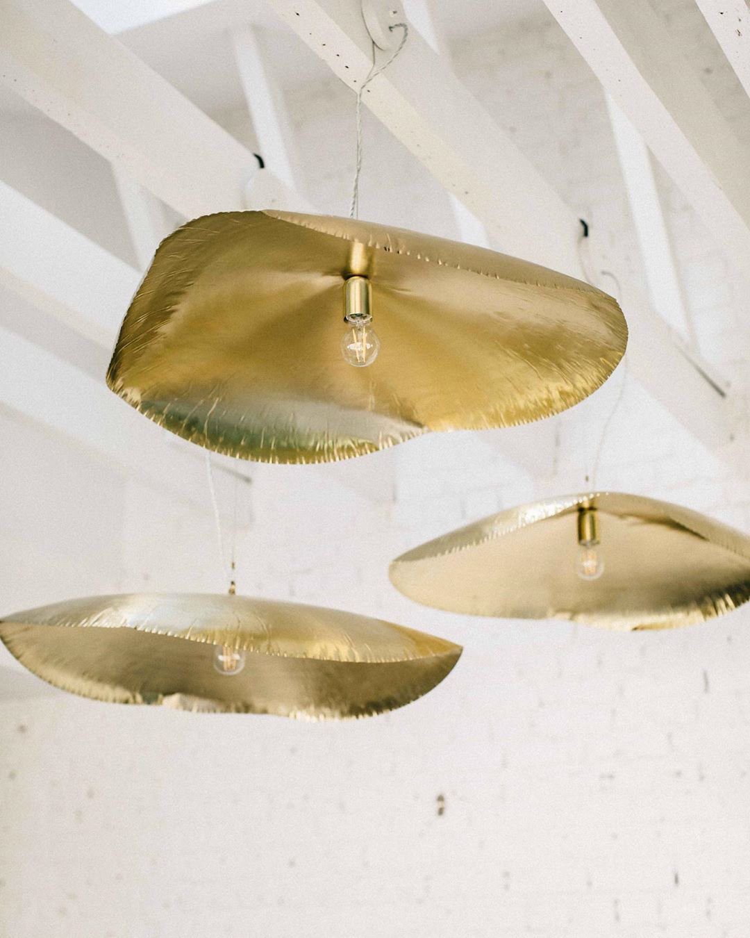handcrafted-hammered-brass-pendant-lamp-for-modern-kitchen-island-and-elegant-dining-room