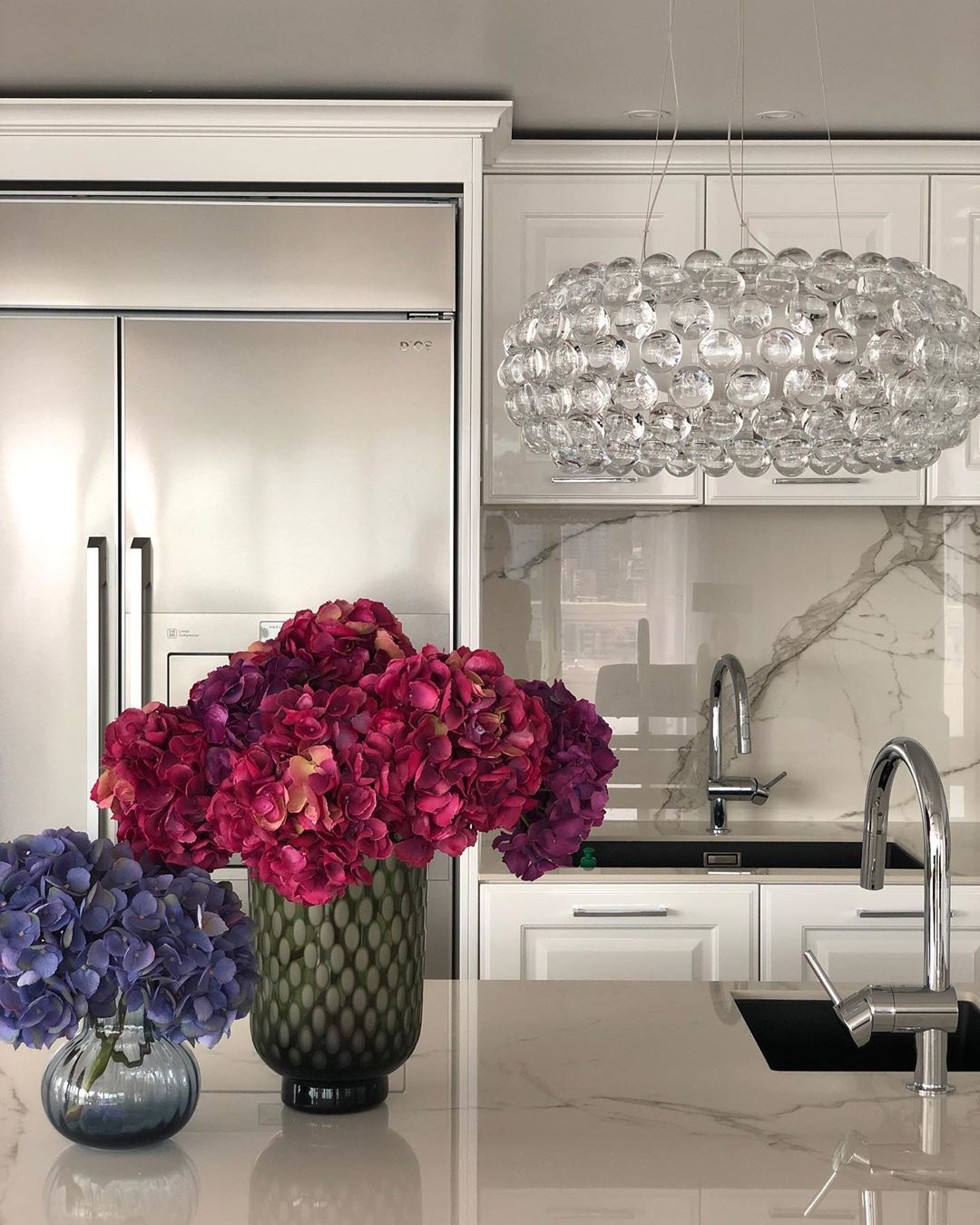 modern-transparent-sphere-pendant-light-acrylic-chandelier-for-living-room-and-bedroom