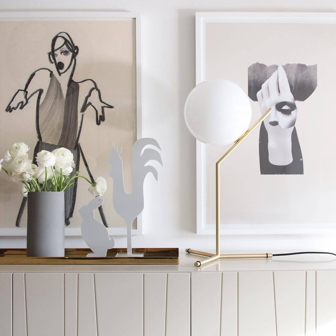 modern-opalescent-blown-glass-globe-table-lamp-with-flexible-steel-base-and-gold-finish