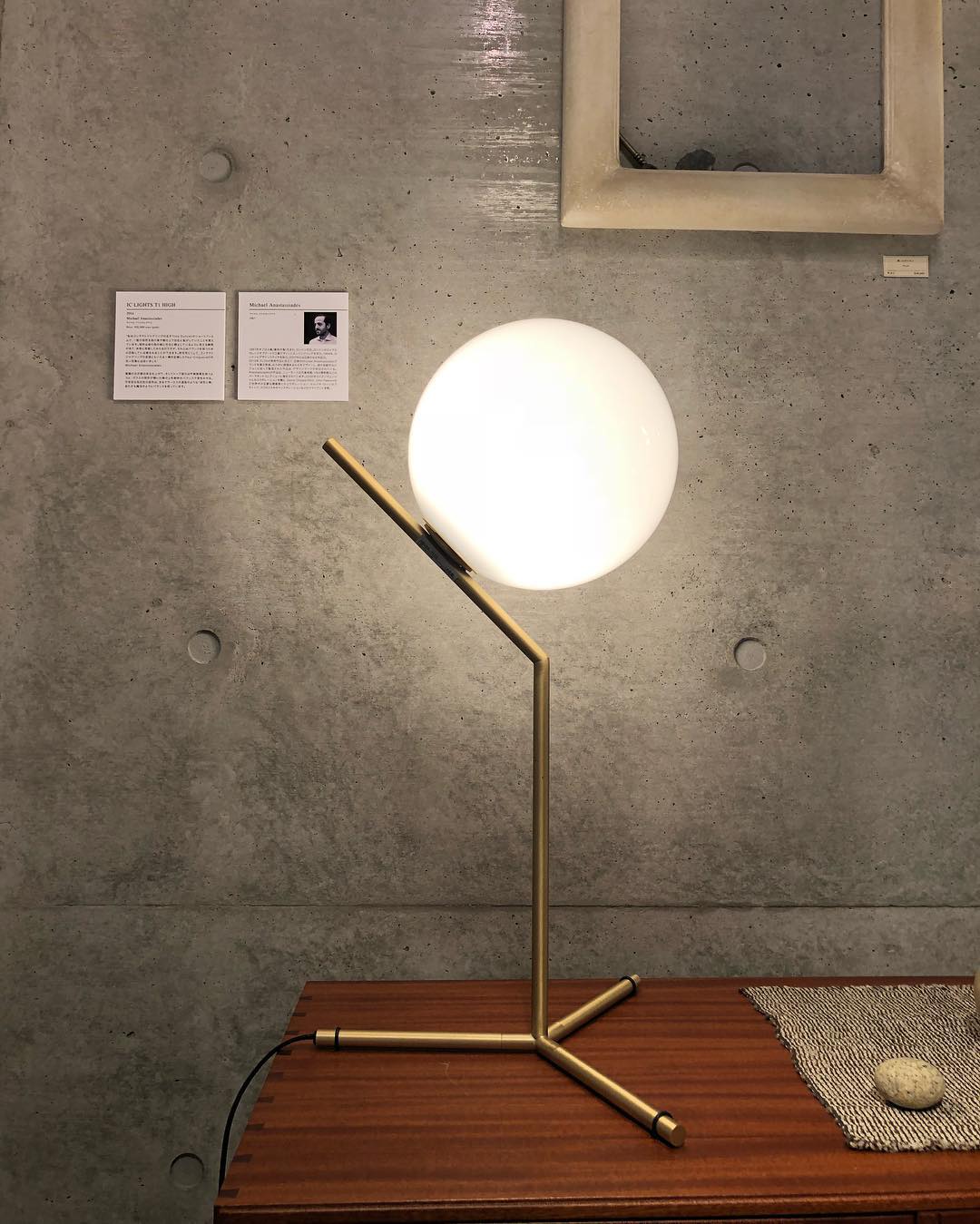 modern-opalescent-blown-glass-globe-table-lamp-with-flexible-steel-base-and-gold-finish