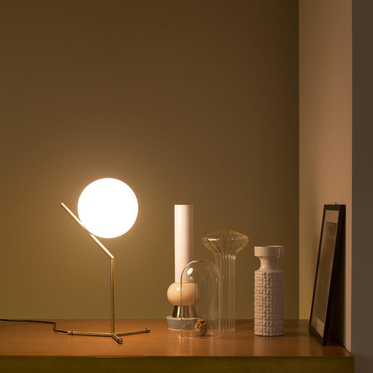 modern-opalescent-blown-glass-globe-table-lamp-with-flexible-steel-base-and-gold-finish