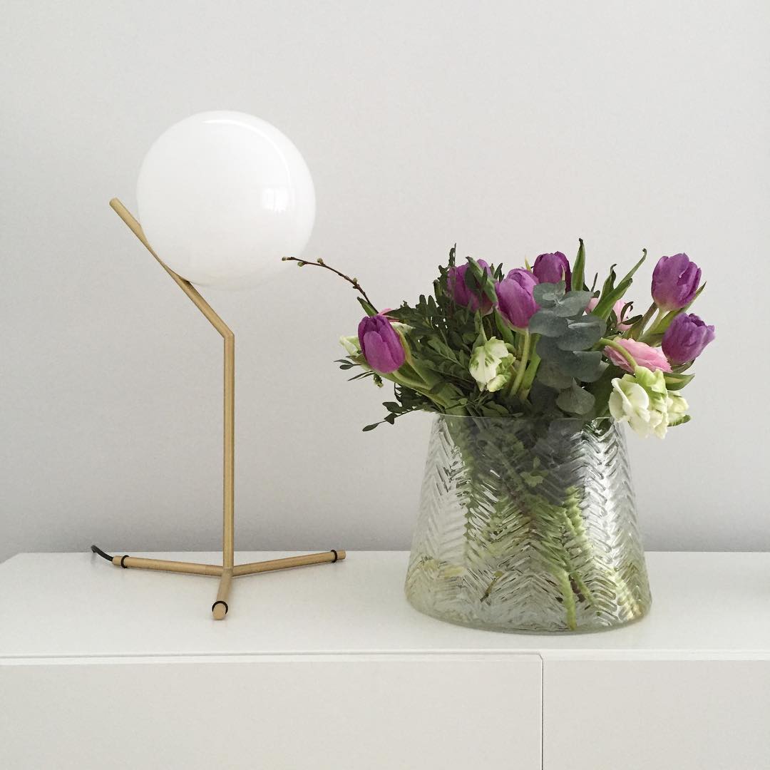 modern-opalescent-blown-glass-globe-table-lamp-with-flexible-steel-base-and-gold-finish