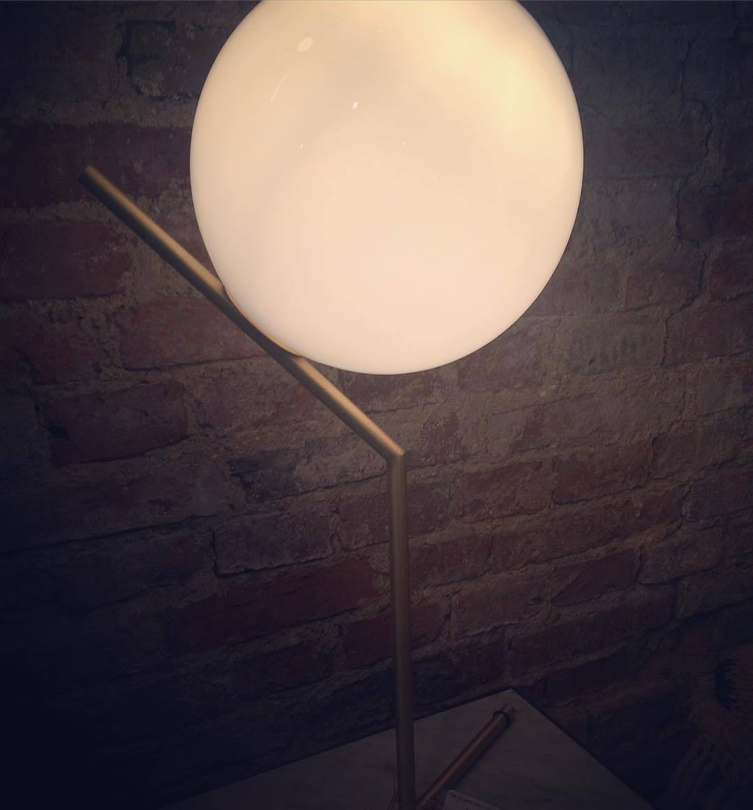 modern-opalescent-blown-glass-globe-table-lamp-with-flexible-steel-base-and-gold-finish