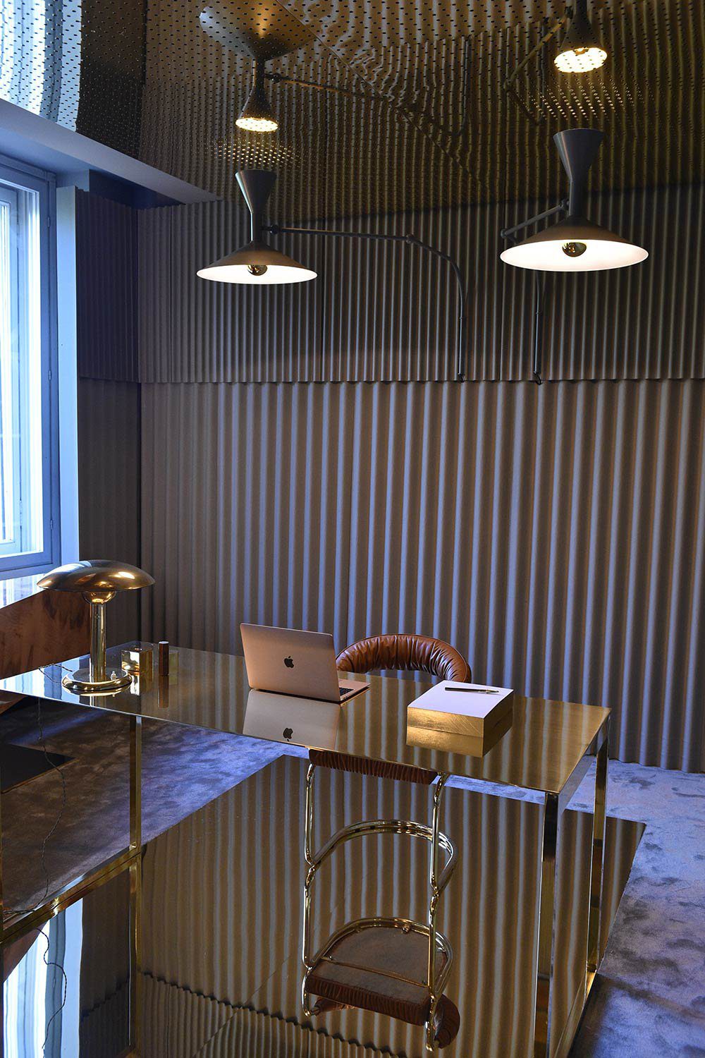 industrial-style-adjustable-dual-joint-wall-light-plug-in-sconce-with-aluminum-diffuser