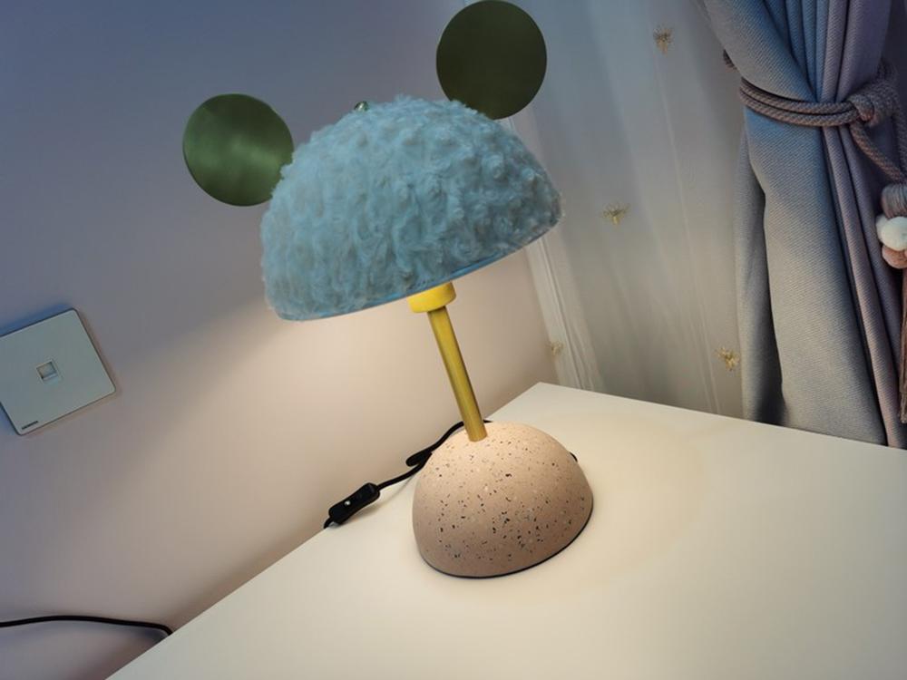 modern-terrazzo-base-table-lamp-with-green-fabric-shade-and-elegant-brass-accents