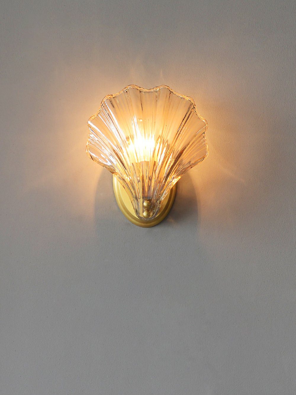 elegant-shell-shaped-brass-and-amber-glass-wall-lamp-for-modern-home-decor