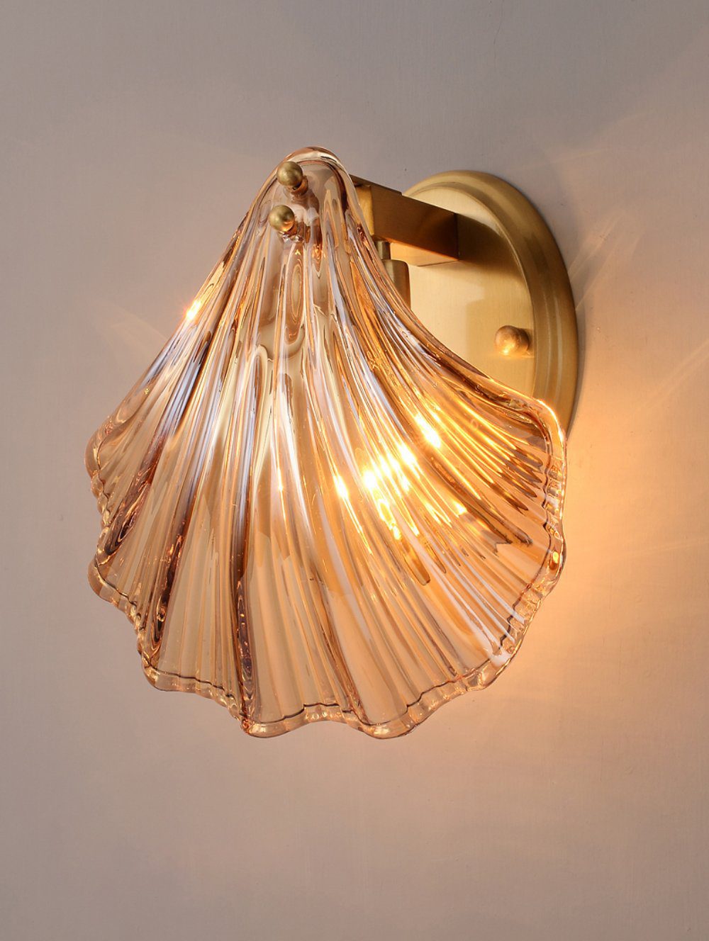 elegant-shell-shaped-brass-and-amber-glass-wall-lamp-for-modern-home-decor