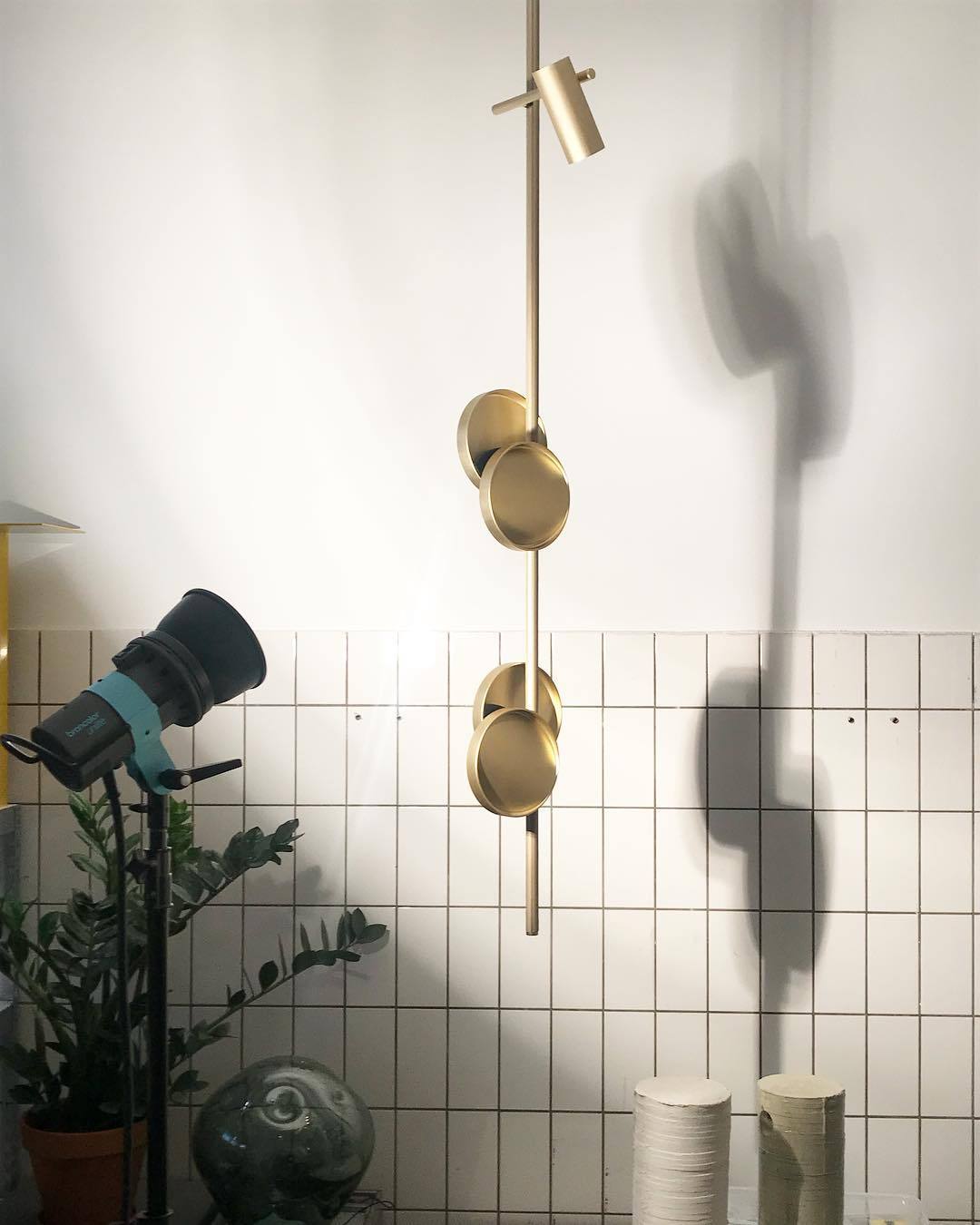 typography-cilon-disc-minimalist-led-pendant-lamp-sculptural-vertical-lighting-for-modern-living-space