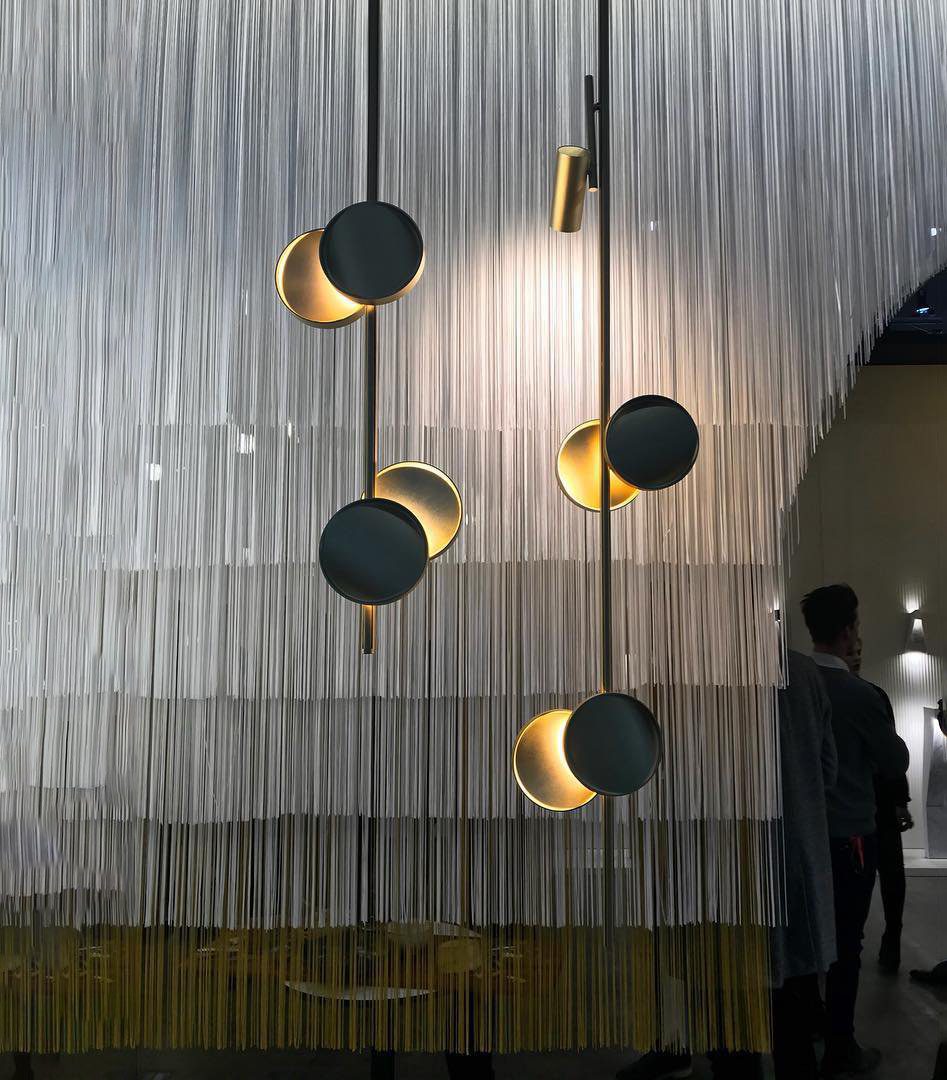 typography-cilon-disc-minimalist-led-pendant-lamp-sculptural-vertical-lighting-for-modern-living-space