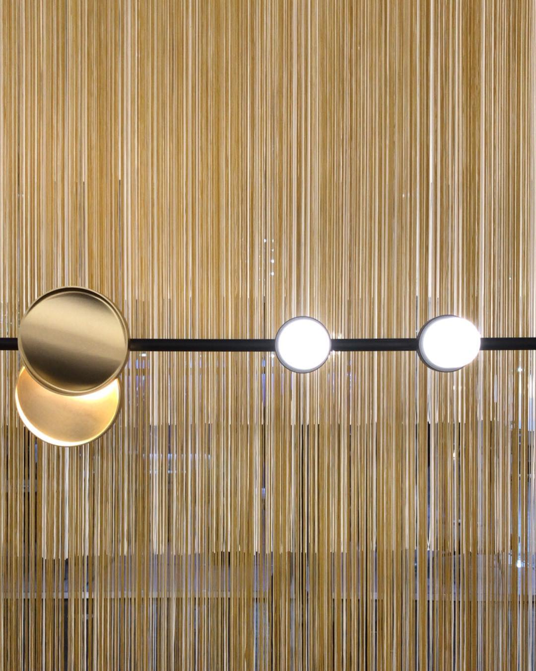typography-cilon-disc-minimalist-led-pendant-lamp-sculptural-vertical-lighting-for-modern-living-space