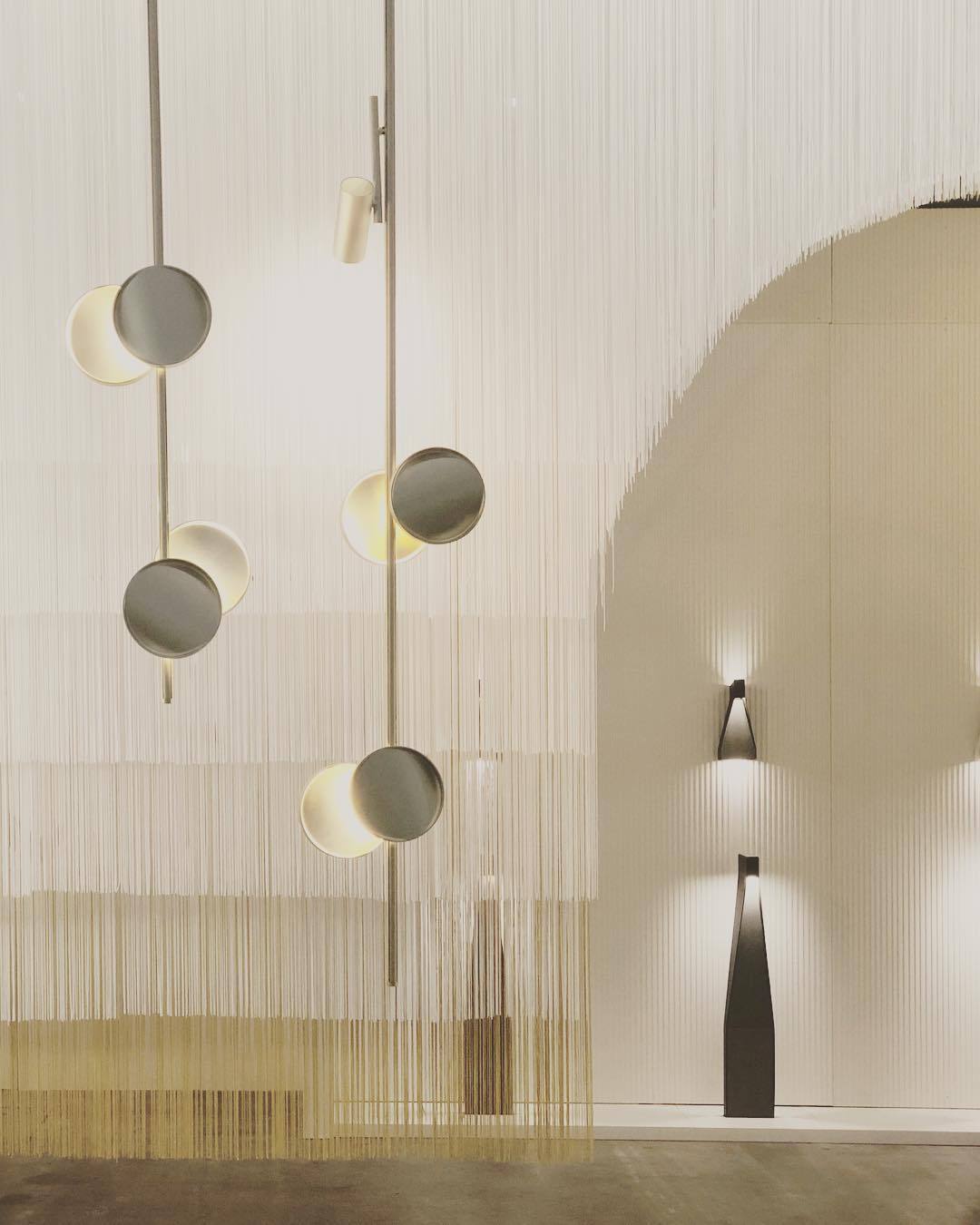 typography-cilon-disc-minimalist-led-pendant-lamp-sculptural-vertical-lighting-for-modern-living-space
