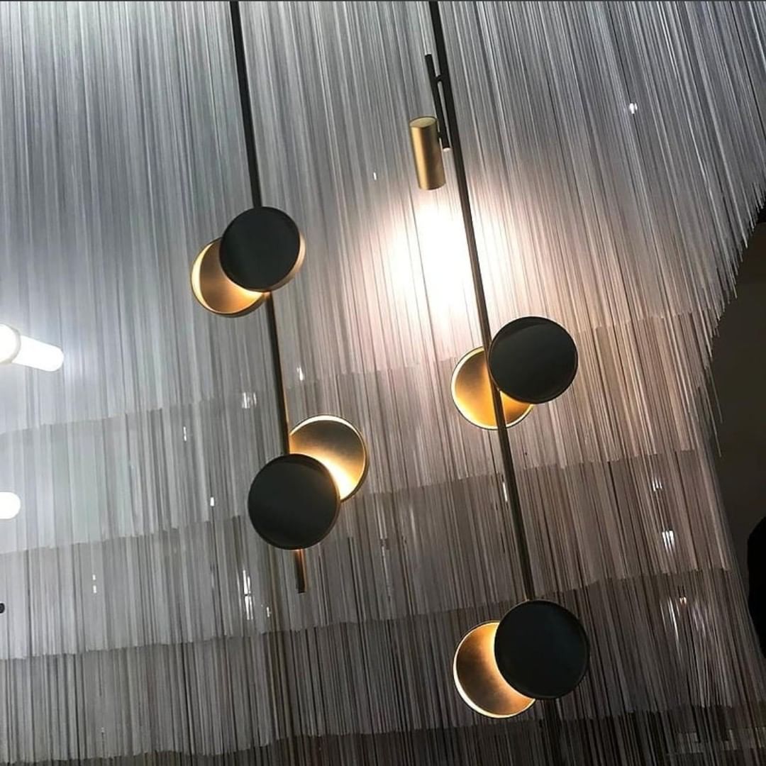 typography-cilon-disc-minimalist-led-pendant-lamp-sculptural-vertical-lighting-for-modern-living-space