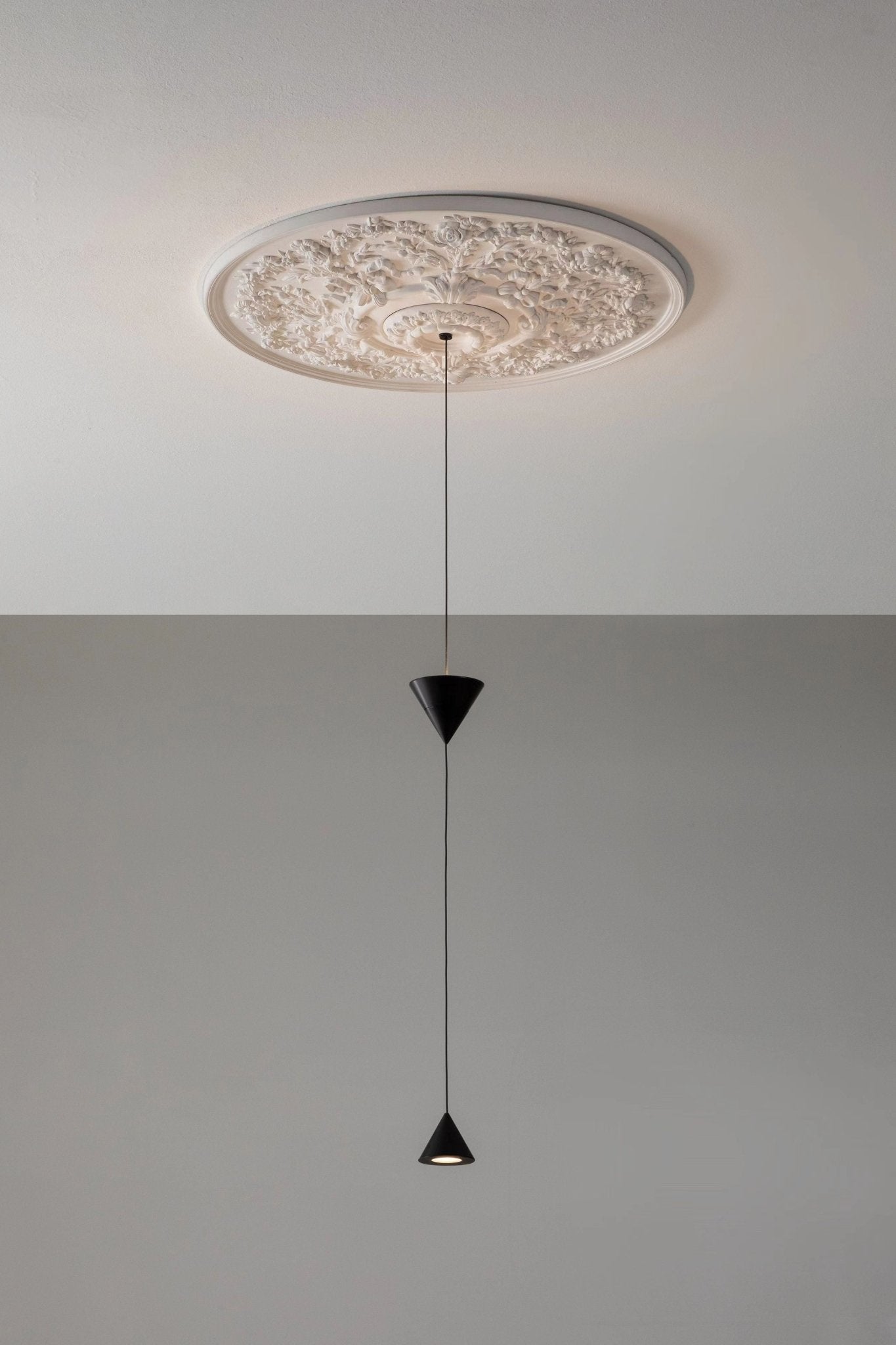 Stralunata Minimalist LED Pendant Light Circular Adjustable Hanging Lamp for Modern Interiors