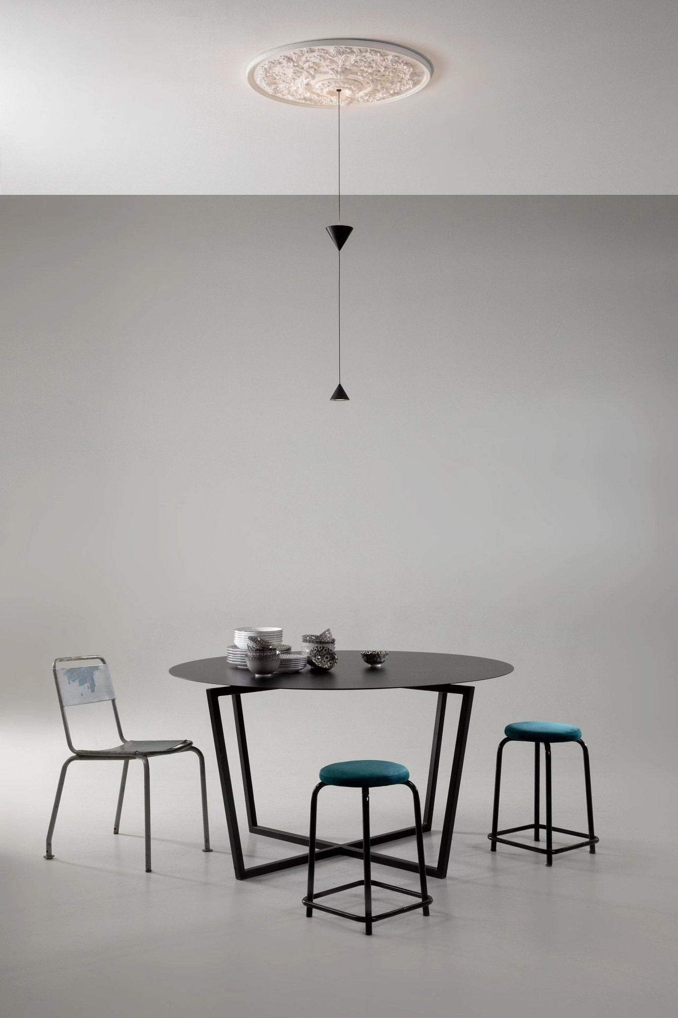 Stralunata Minimalist LED Pendant Light Circular Adjustable Hanging Lamp for Modern Interiors