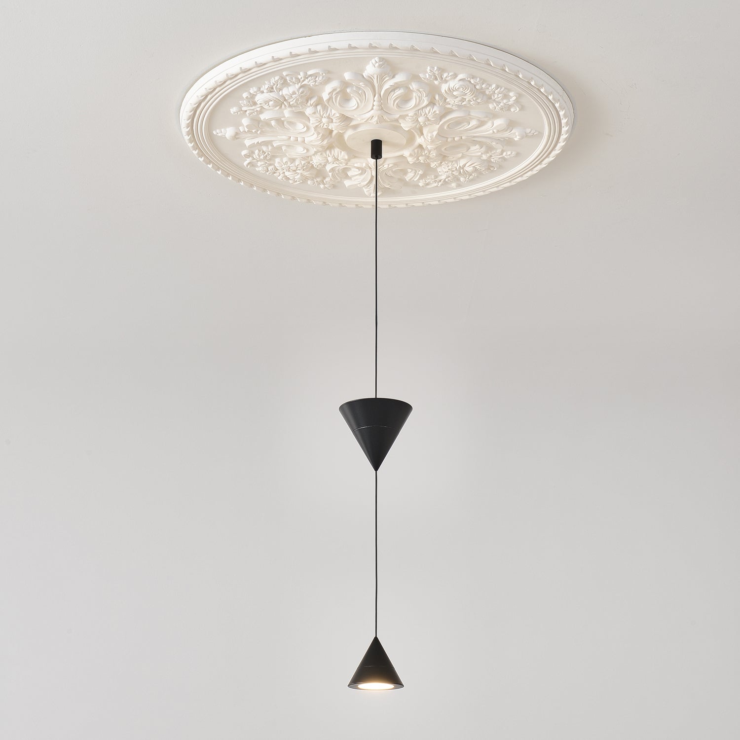 Stralunata Minimalist LED Pendant Light Circular Adjustable Hanging Lamp for Modern Interiors