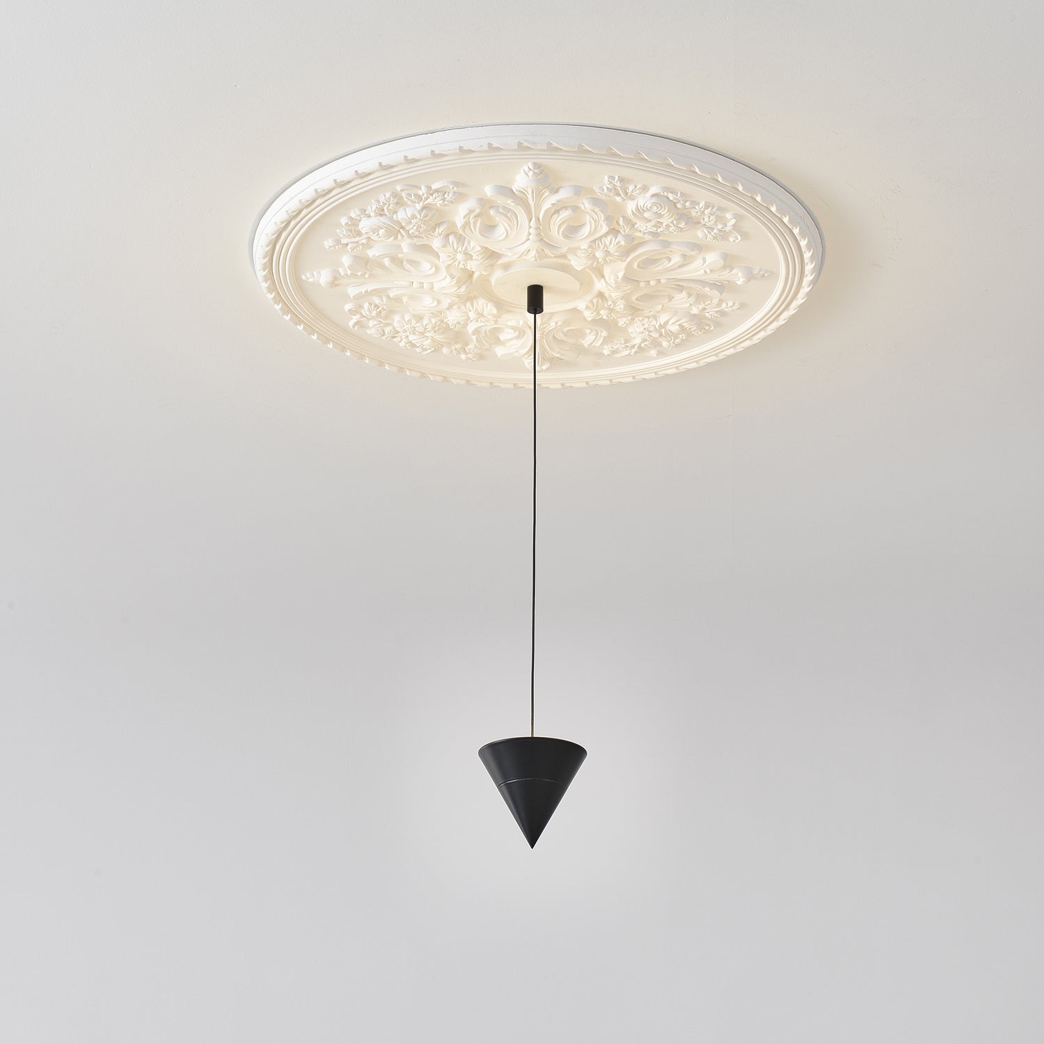 Stralunata Minimalist LED Pendant Light Circular Adjustable Hanging Lamp for Modern Interiors
