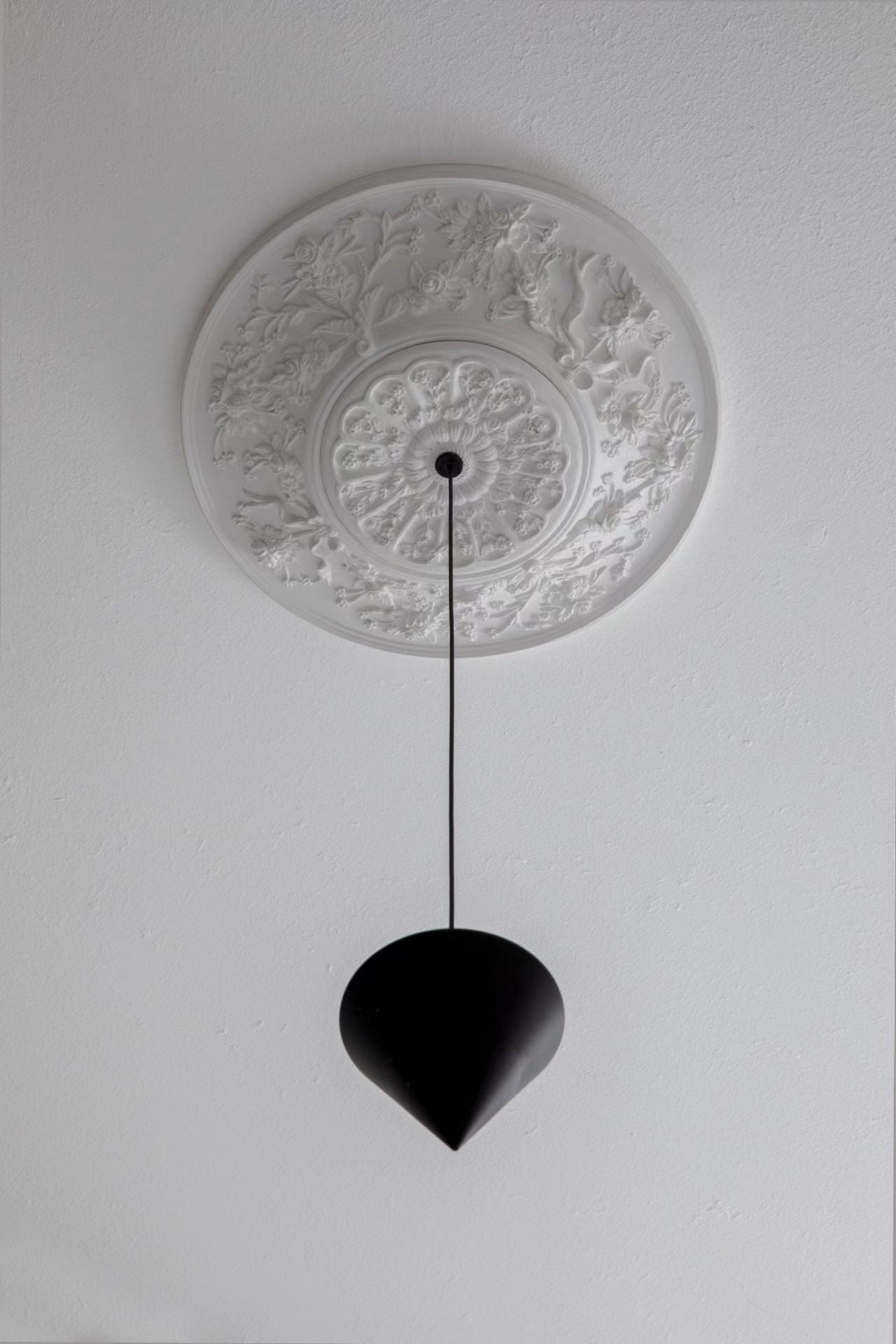 Stralunata Minimalist LED Pendant Light Circular Adjustable Hanging Lamp for Modern Interiors