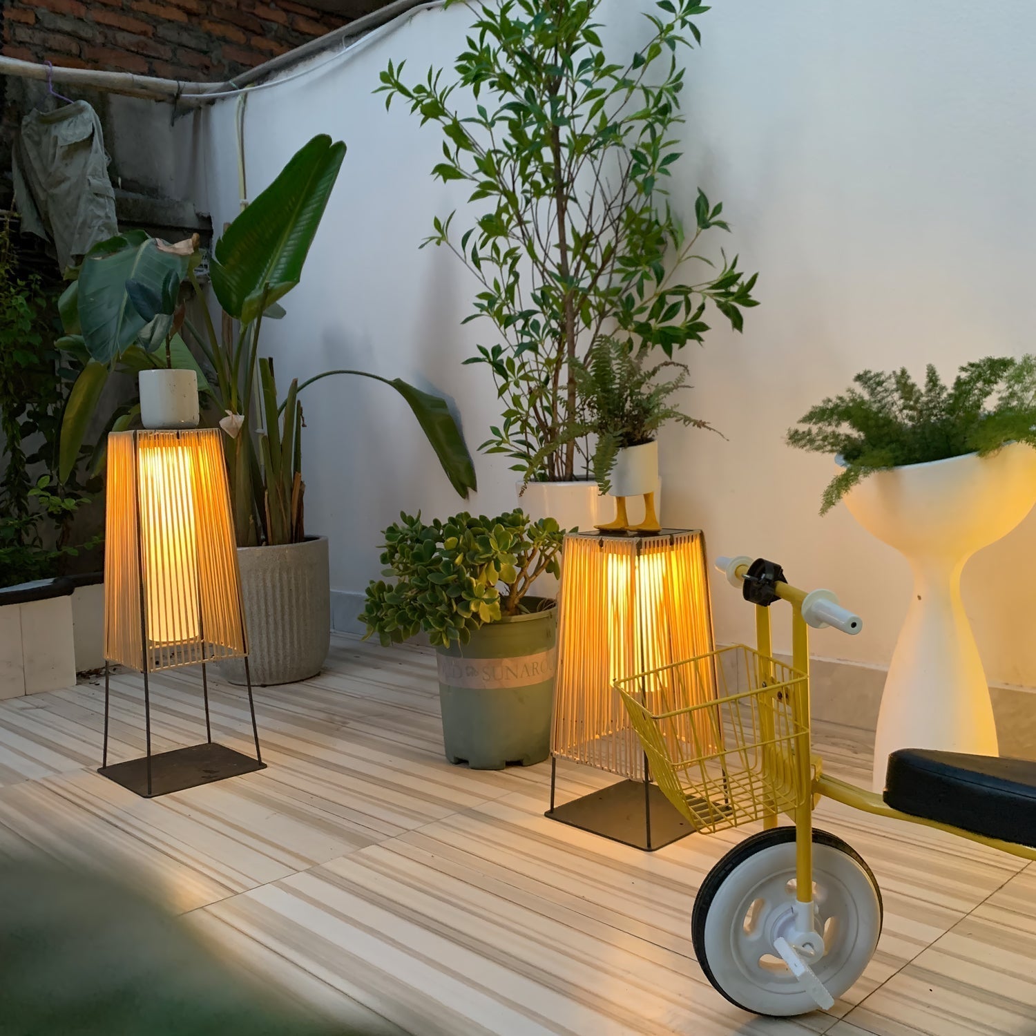 weatherproof-plastic-rattan-outdoor-post-light-for-garden-path-with-solar-and-hardwired-options