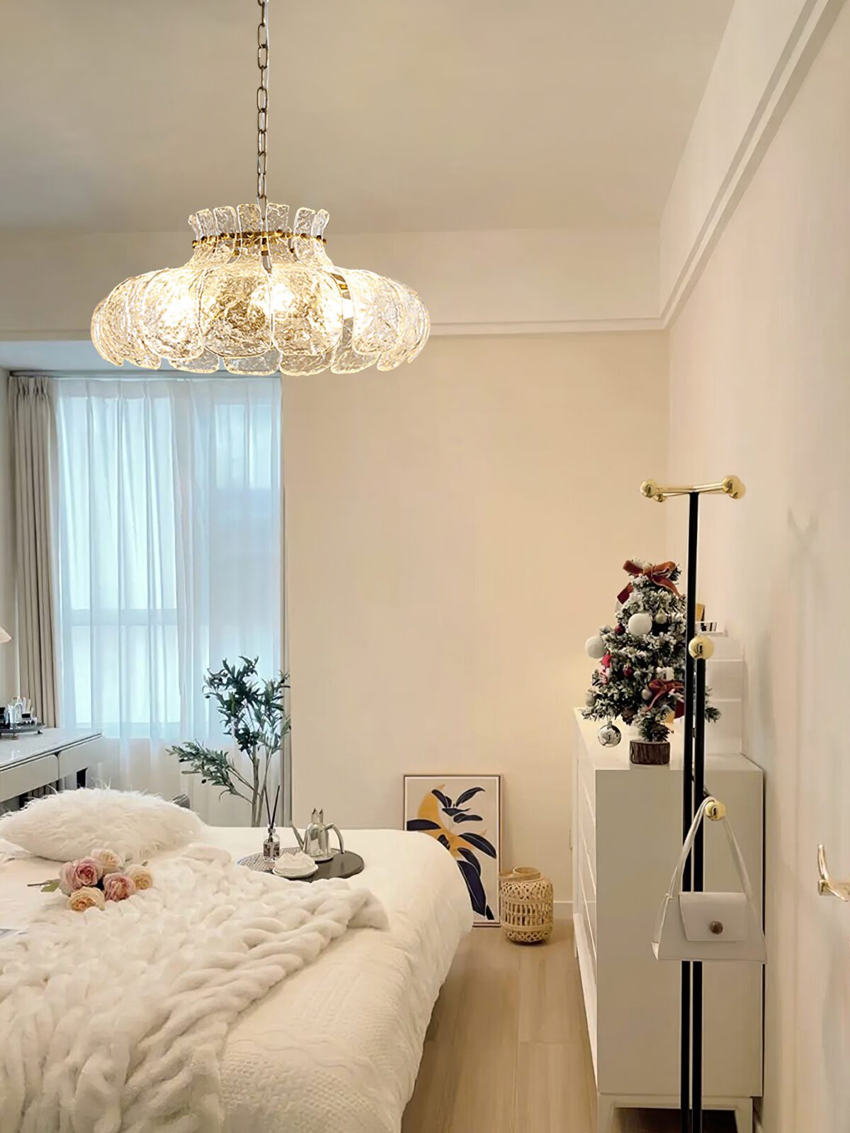 modern-french-style-garlic-glass-pendant-light-with-gold-metal-base-for-dining-rooms