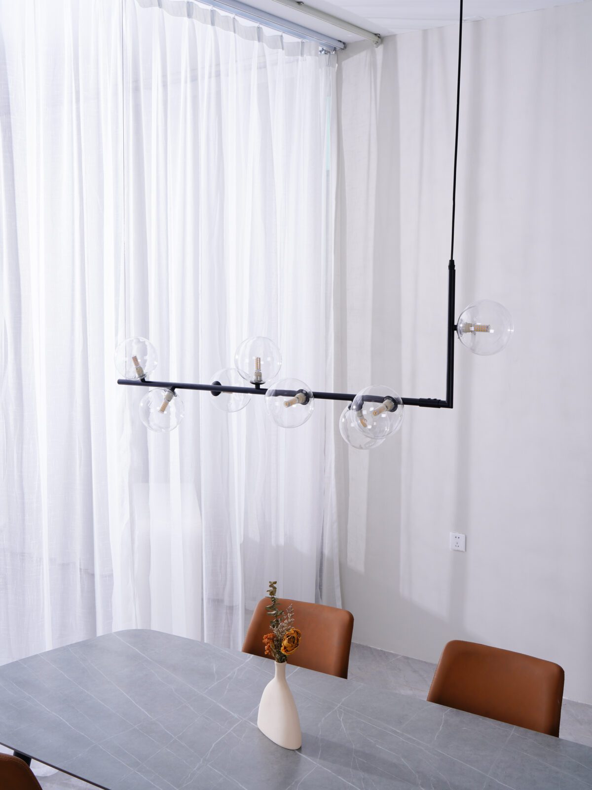 modern-linear-chandelier-with-clear-glass-globe-shades-for-geometric-dining-room-lighting
