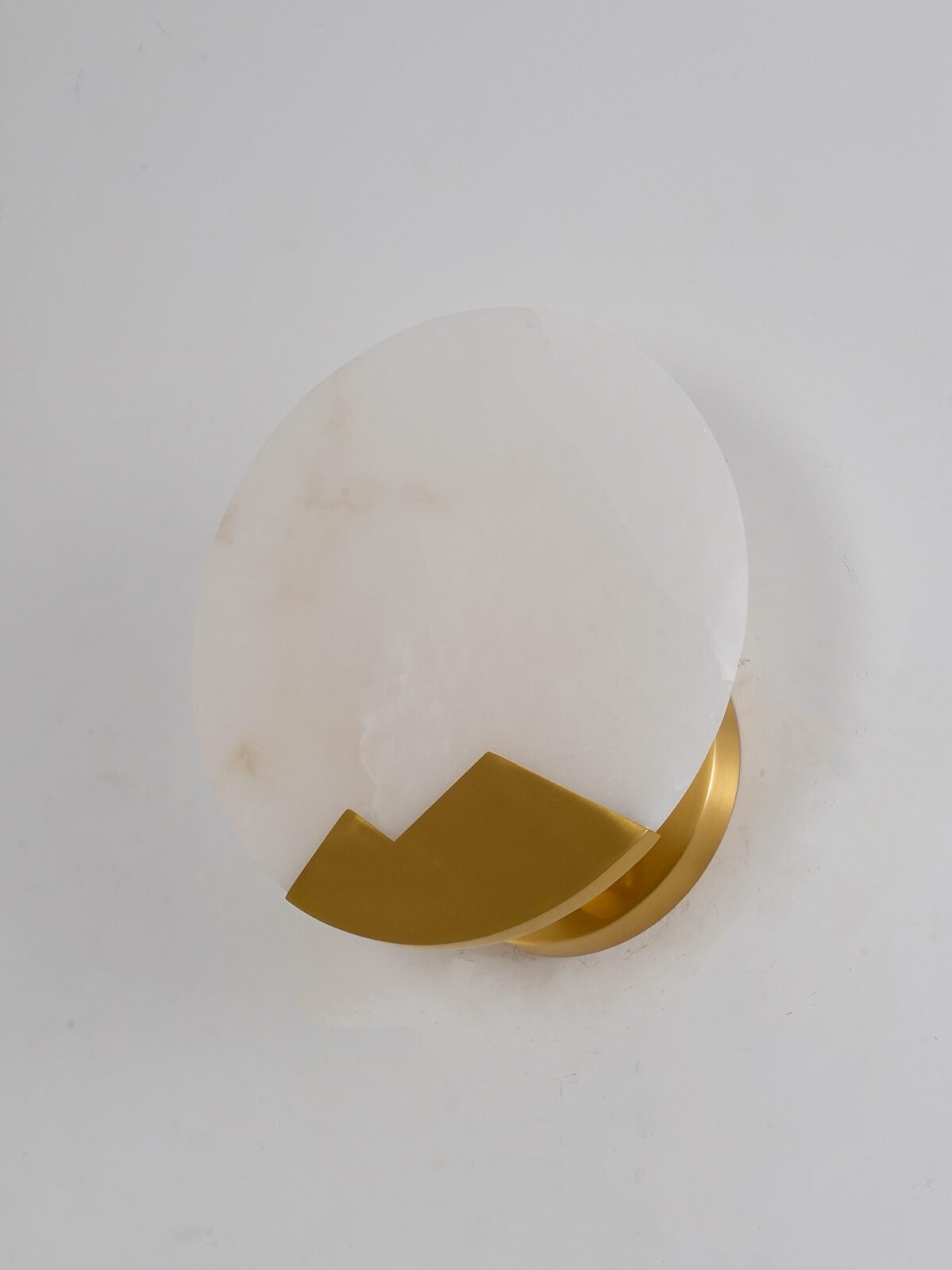 modern-natural-alabaster-stone-and-solid-brass-round-wall-sconce-luxury-lighting-fixture