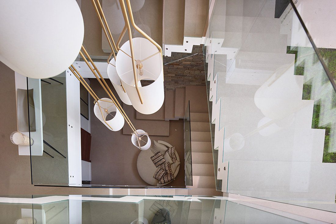 arborescence-modern-minimalist-brass-pendant-lamp-with-sophisticated-white-linen-shade