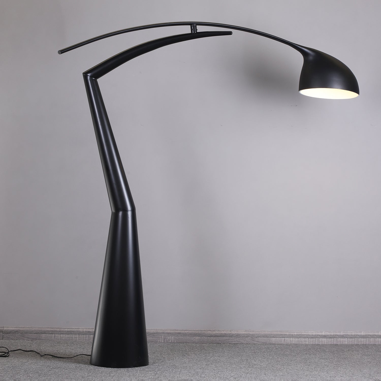 contemporary-sculptural-arc-floor-lamp-in-matte-black-for-modern-living-rooms