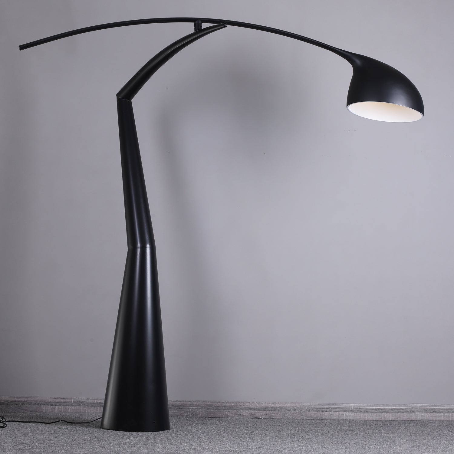 contemporary-sculptural-arc-floor-lamp-in-matte-black-for-modern-living-rooms