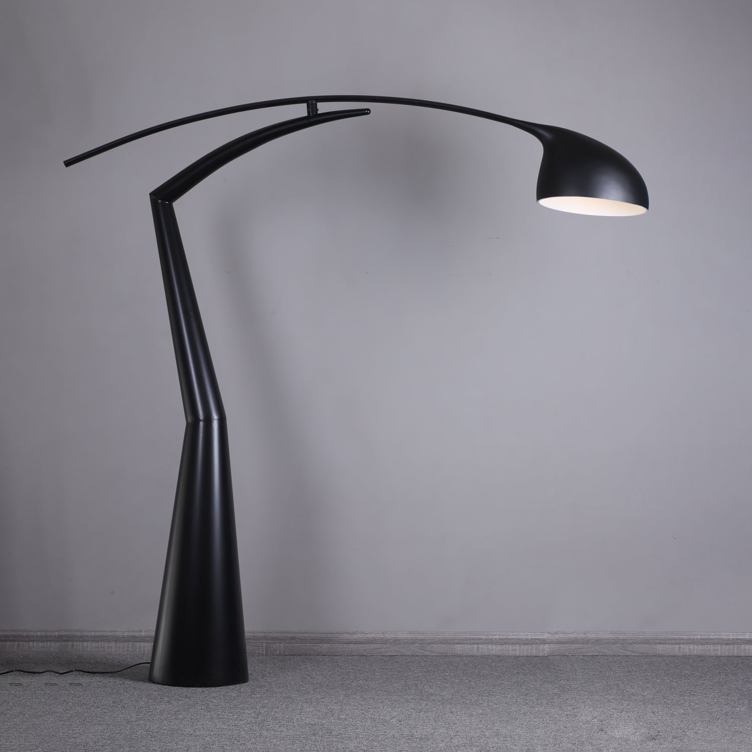 contemporary-sculptural-arc-floor-lamp-in-matte-black-for-modern-living-rooms