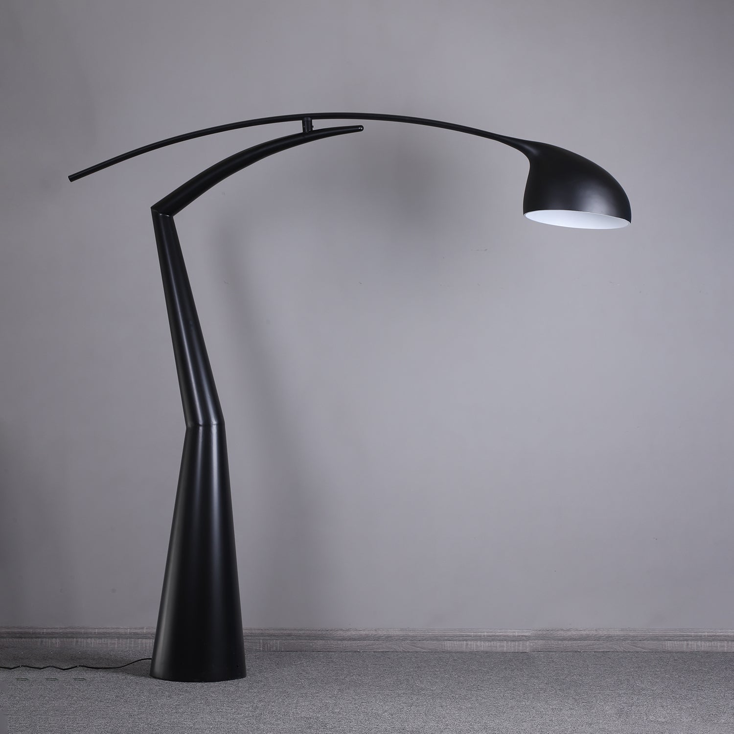 contemporary-sculptural-arc-floor-lamp-in-matte-black-for-modern-living-rooms