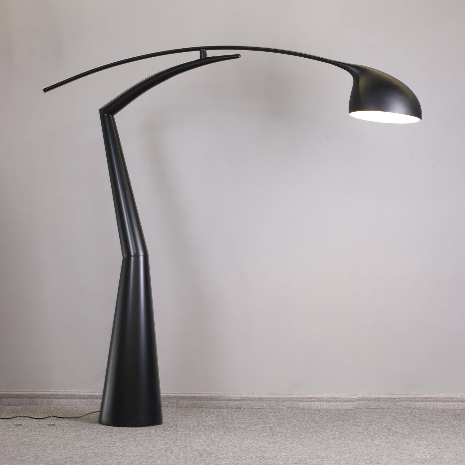 contemporary-sculptural-arc-floor-lamp-in-matte-black-for-modern-living-rooms