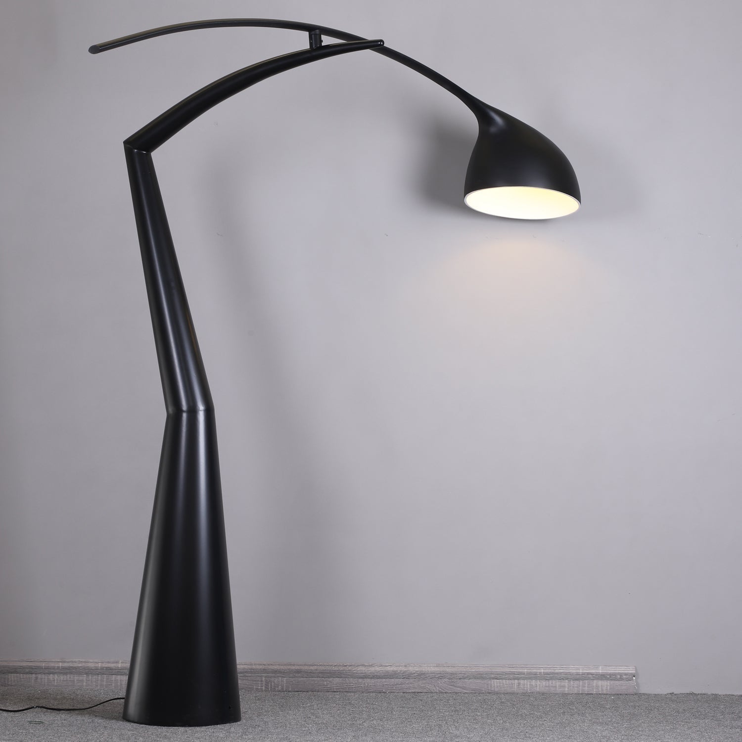 contemporary-sculptural-arc-floor-lamp-in-matte-black-for-modern-living-rooms