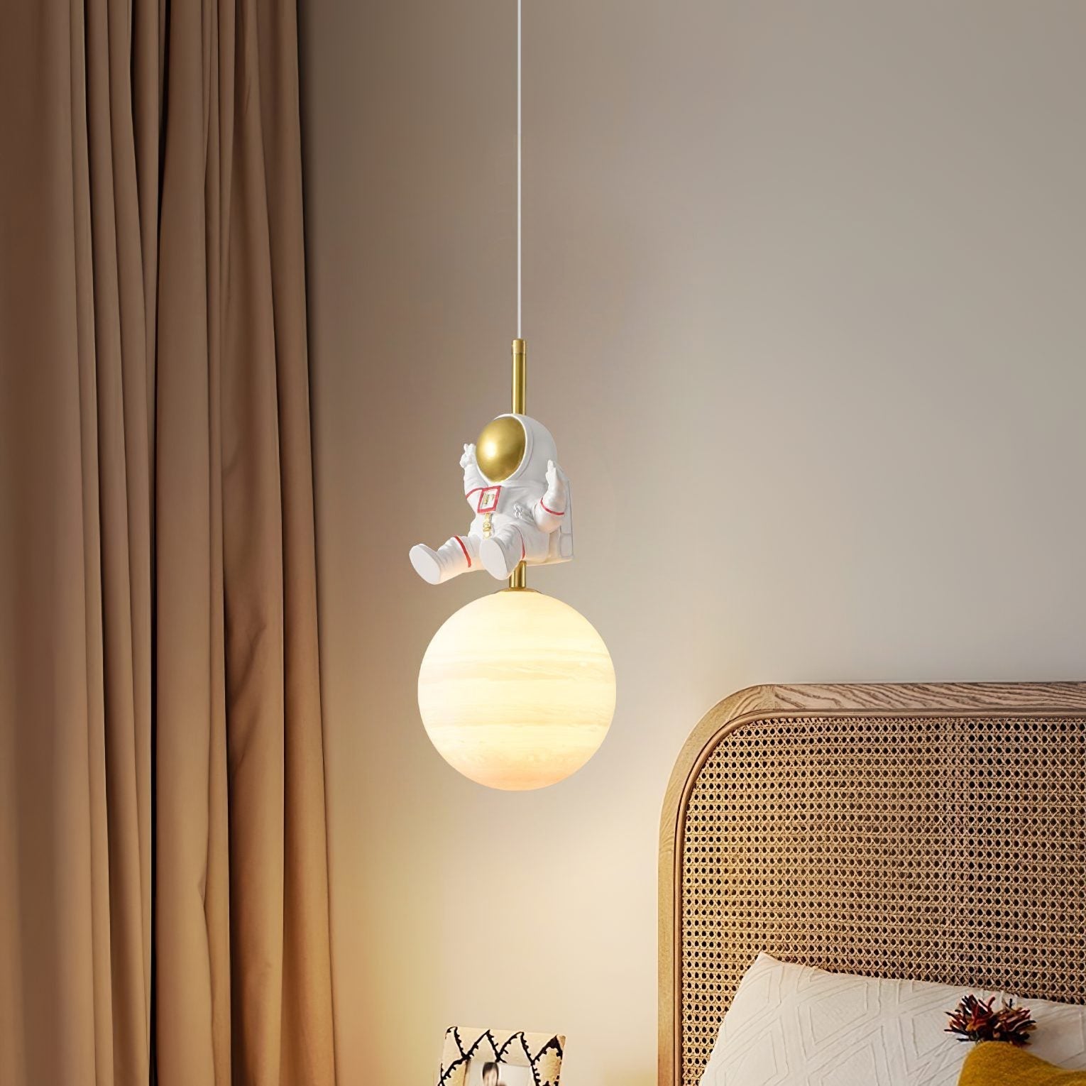 astronaut-moon-pendant-light-for-kids-bedroom-and-playroom-hanging-lamp