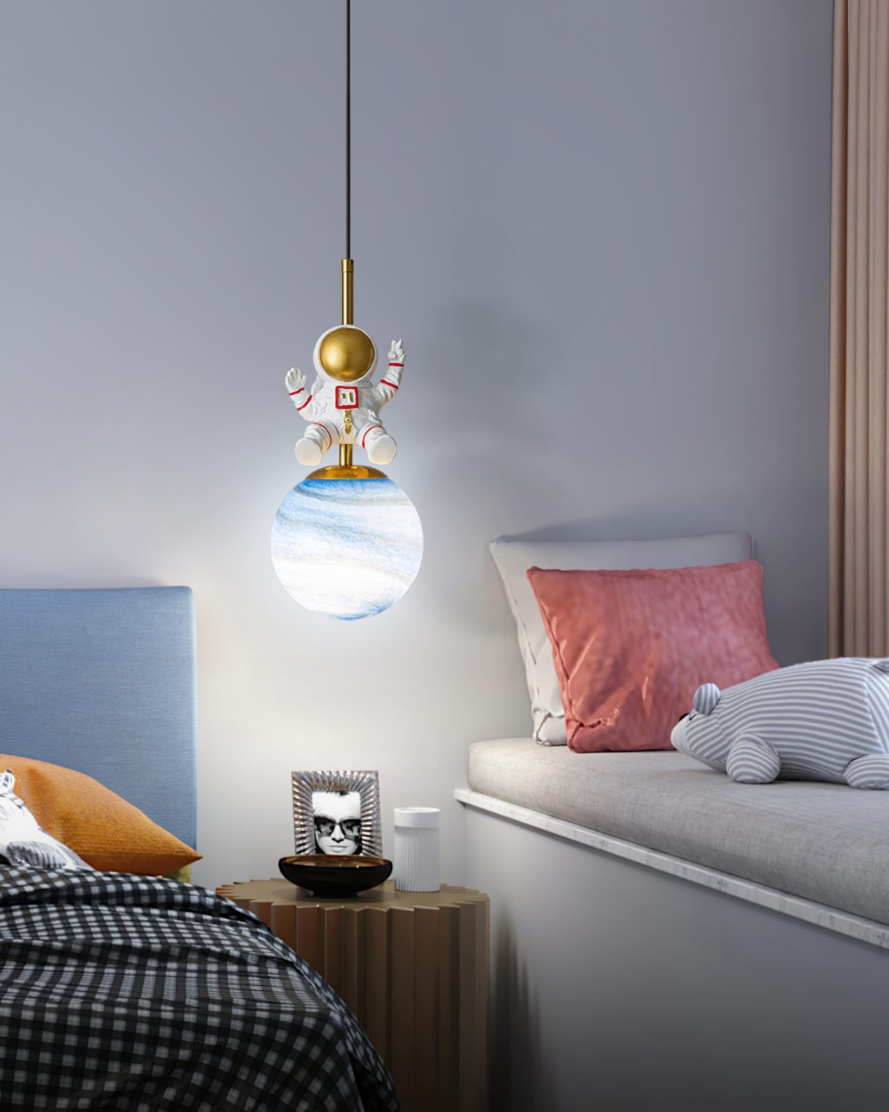astronaut-moon-pendant-light-for-kids-bedroom-and-playroom-hanging-lamp