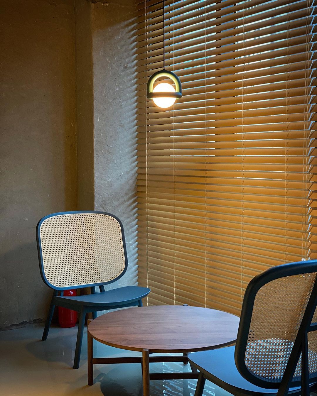 modern-sphere-balloon-pendant-light-for-living-room-and-bedroom-decor