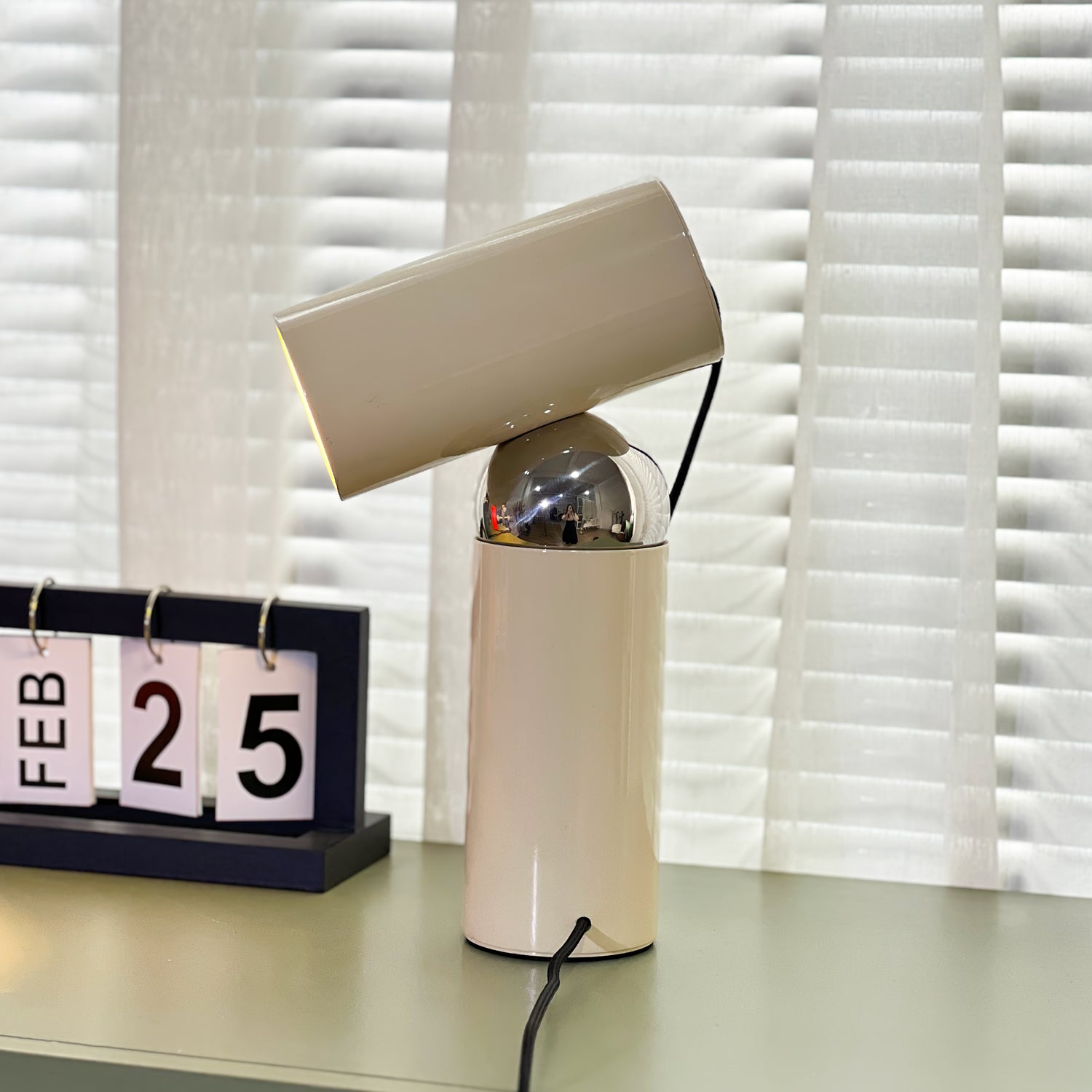 Modern Beam Task Table Lamp with Rotatable Magnetic Ball Joint for Office